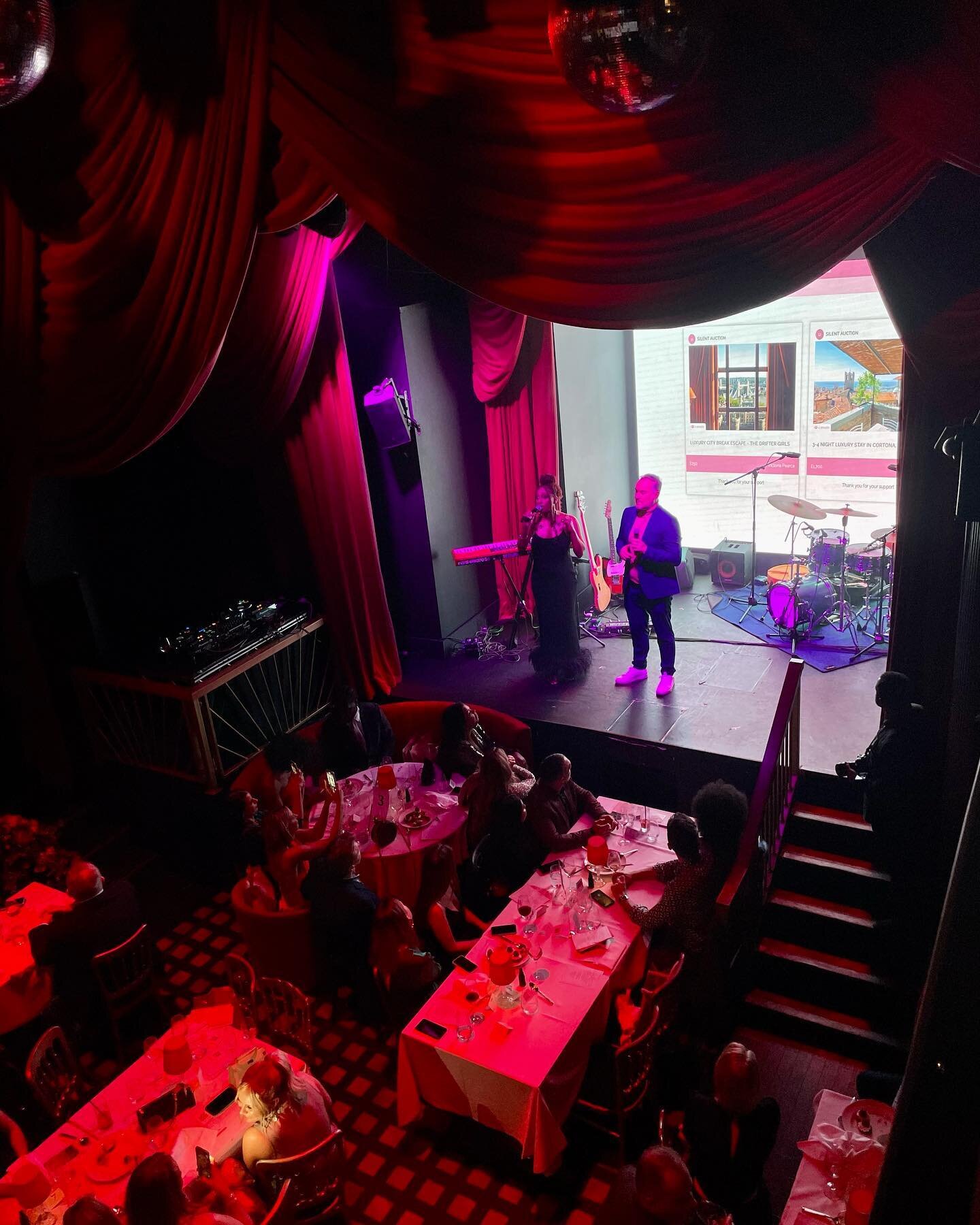 🌸 The Spring Ball 2022 in 📸

@alexandraburke and @nickede hosted a fabulous event at the @windmillsoho to raise funds for @styleforstroke and @melissabellfoundation

Various performers took to the stage to entertain the audience, as they generously