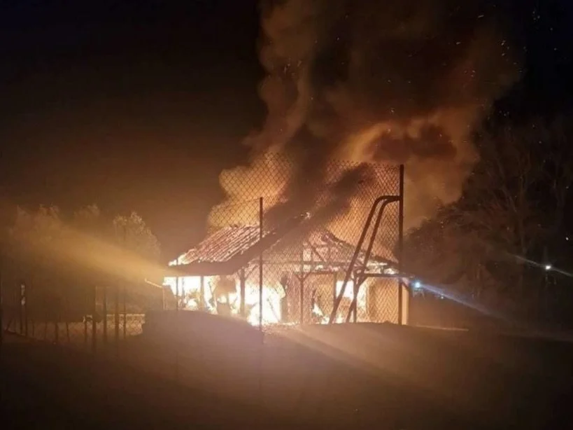 Le bâtiment du Club House de Keskastel en flammes suite à l'incendie