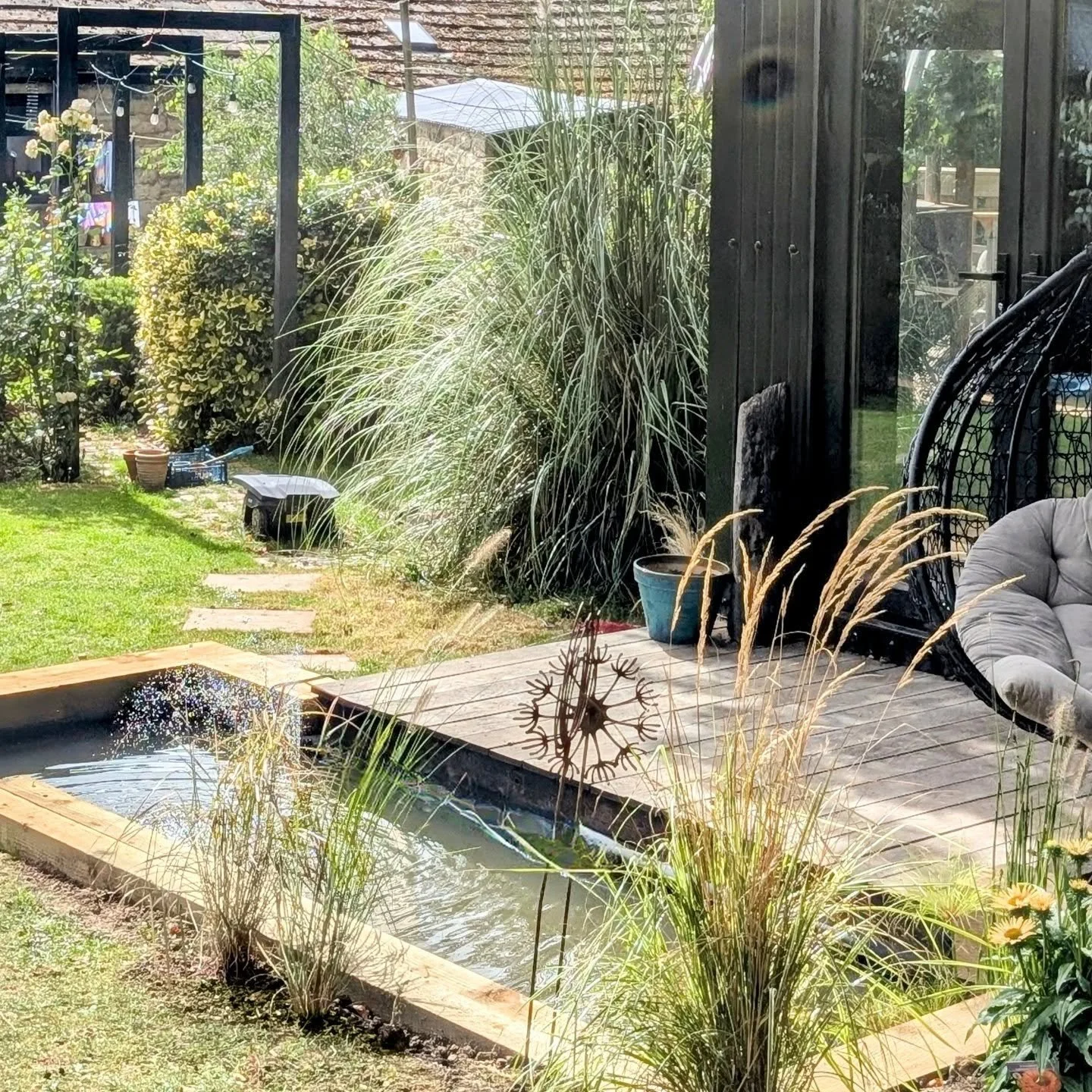 Summer project.

My children and I worked on this project during the school holidays. Inspired by our trip to the Netherlands, we decided to build our own small plunge pool, or rather, a pond! We filled it with water directly from the stream that run