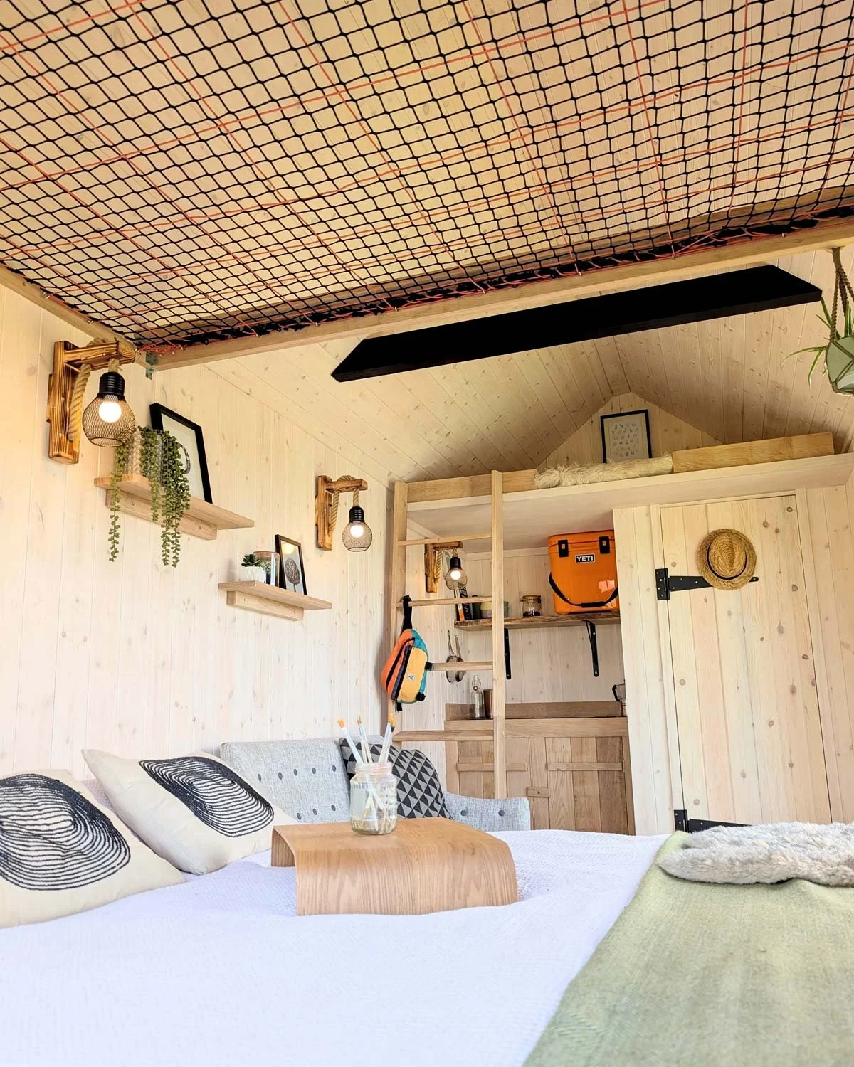 Olivers-Huts-go-cabin-interior-full.jpg