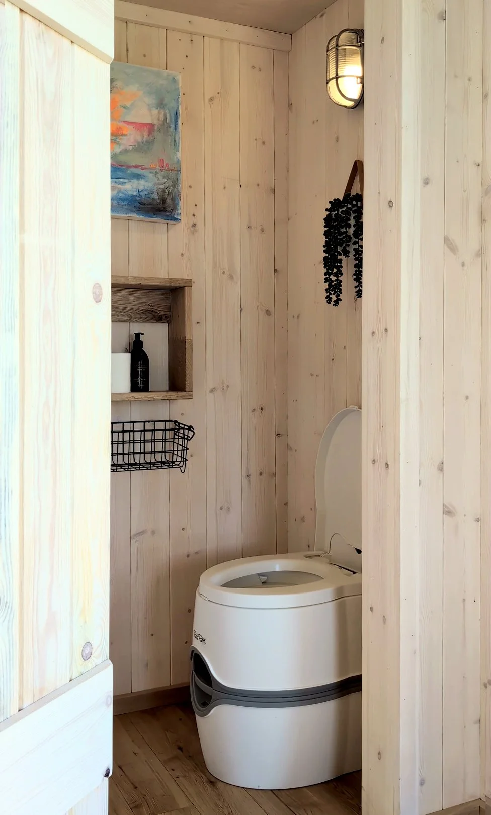 Olivers-Huts-go-cabin-toilet.jpg