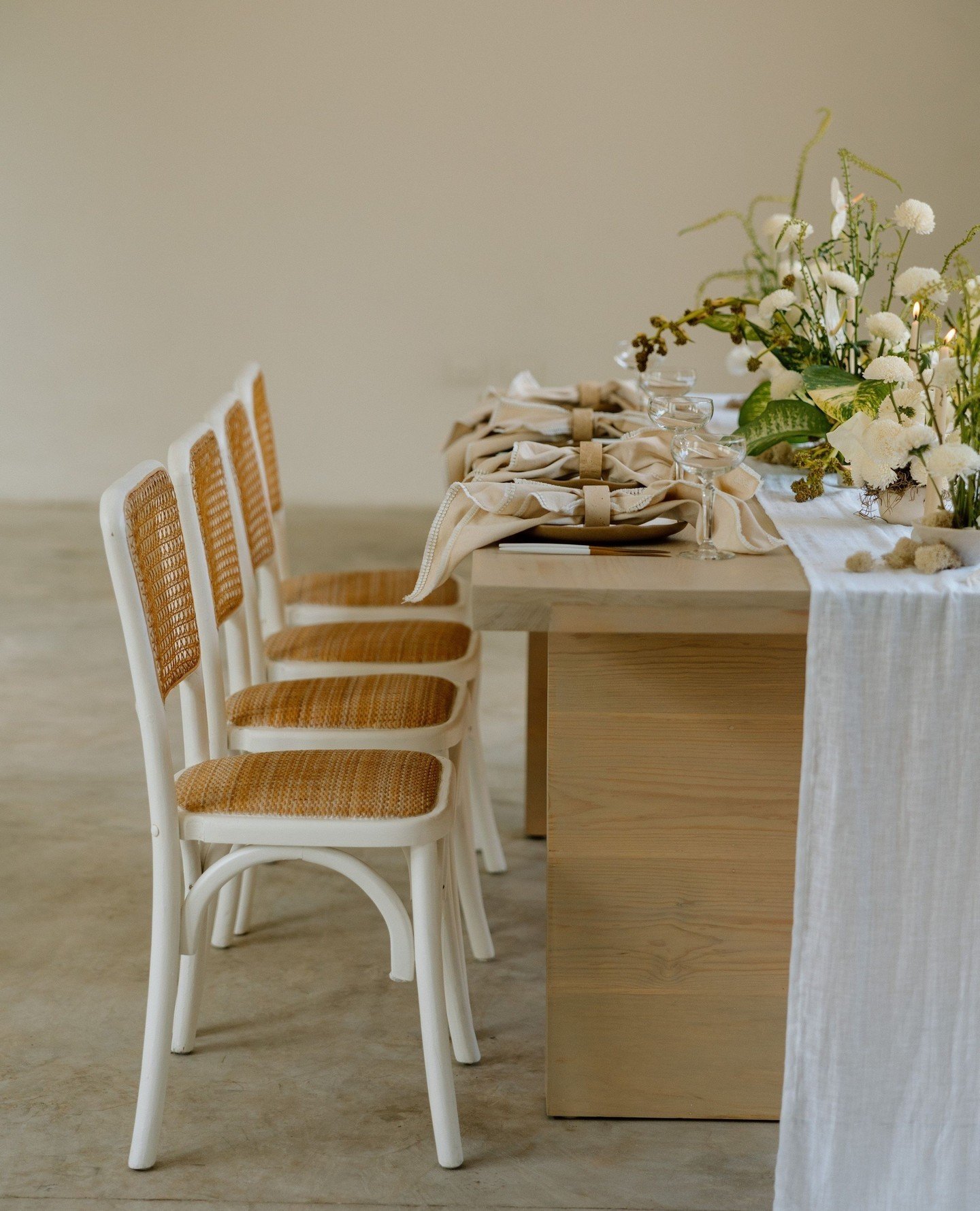 This table design was all about texture 〰️⁠
⁠
Venue: @hacienda21tulum⁠
Photographer: @briannabroyles⁠
Planner + Designer: @nicolelezadesign⁠
Floral Designer: @breannajanebotanicals⁠
Rentals: @archiverentals⁠
⁠
⁠
⁠
#tulumwedding #tulumelopement #neutr
