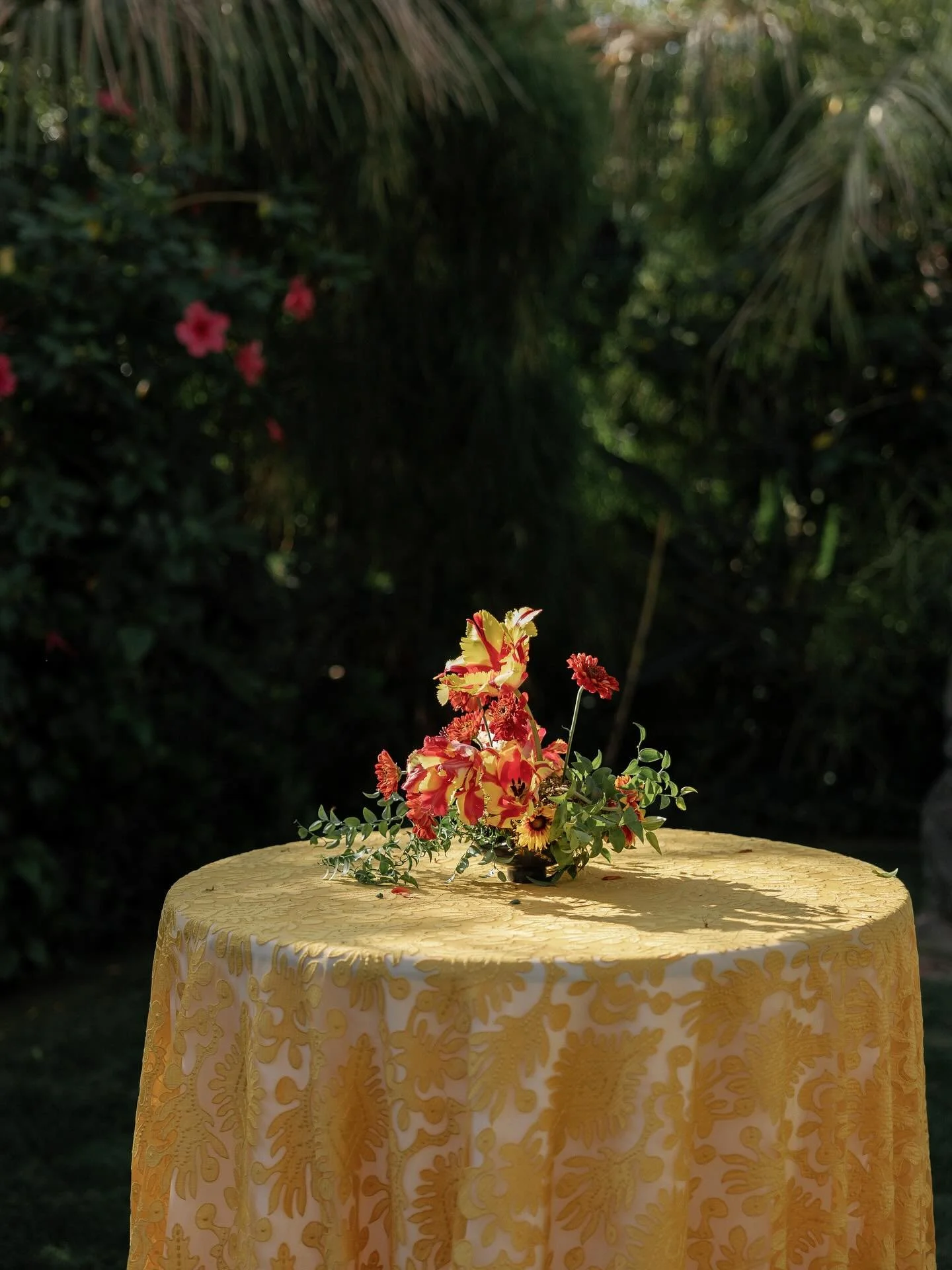 cocktail hour painted in citrus and nostalgia 🍋🍸

Venue: @parkerpalmsprings
Planning &amp; Design: @nicolelezadesign
Photography: @kaelaleoneweddings
Floral Design: @jausofvern
Rentals: @adorefolklore @catalogatelier
Lighting/Draping: @barkerdecor
