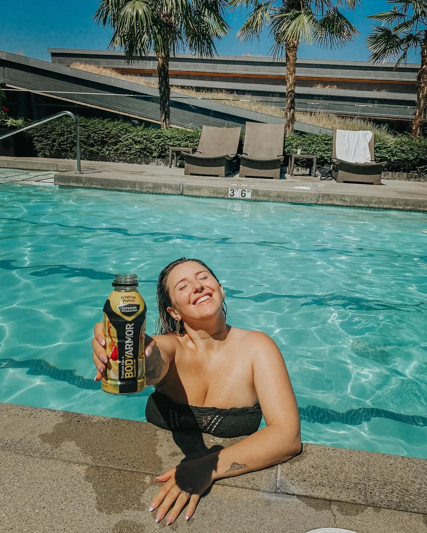 Hot Mom Summer 👻😜 Literally ⚡️ But seriously, if you want a tasty drink @DrinkBODYARMOR is the perfect #HotMomSummer drink 🌞 I've been taking it to help boost my milk supply after so many of you recommended it and I can't rave about it enough! Pl