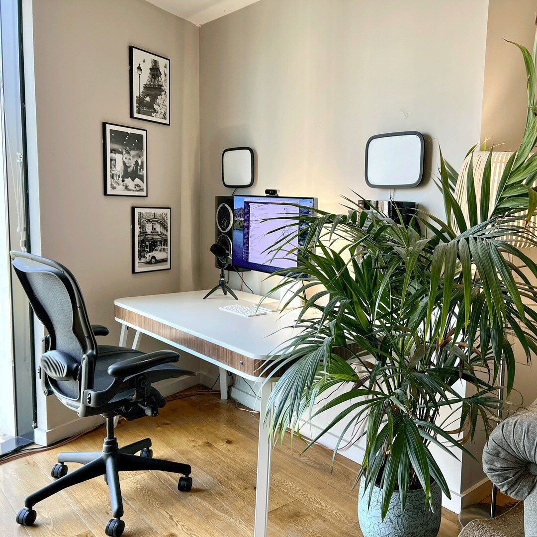 Super exciting to receive this photo of the custom desk in place at his home in South East London. We  think it looks fantastic and what an awesome home office set up.  #homeofficelife #homeofficeday #computersetup #deskstyling #desksetup #southeastl