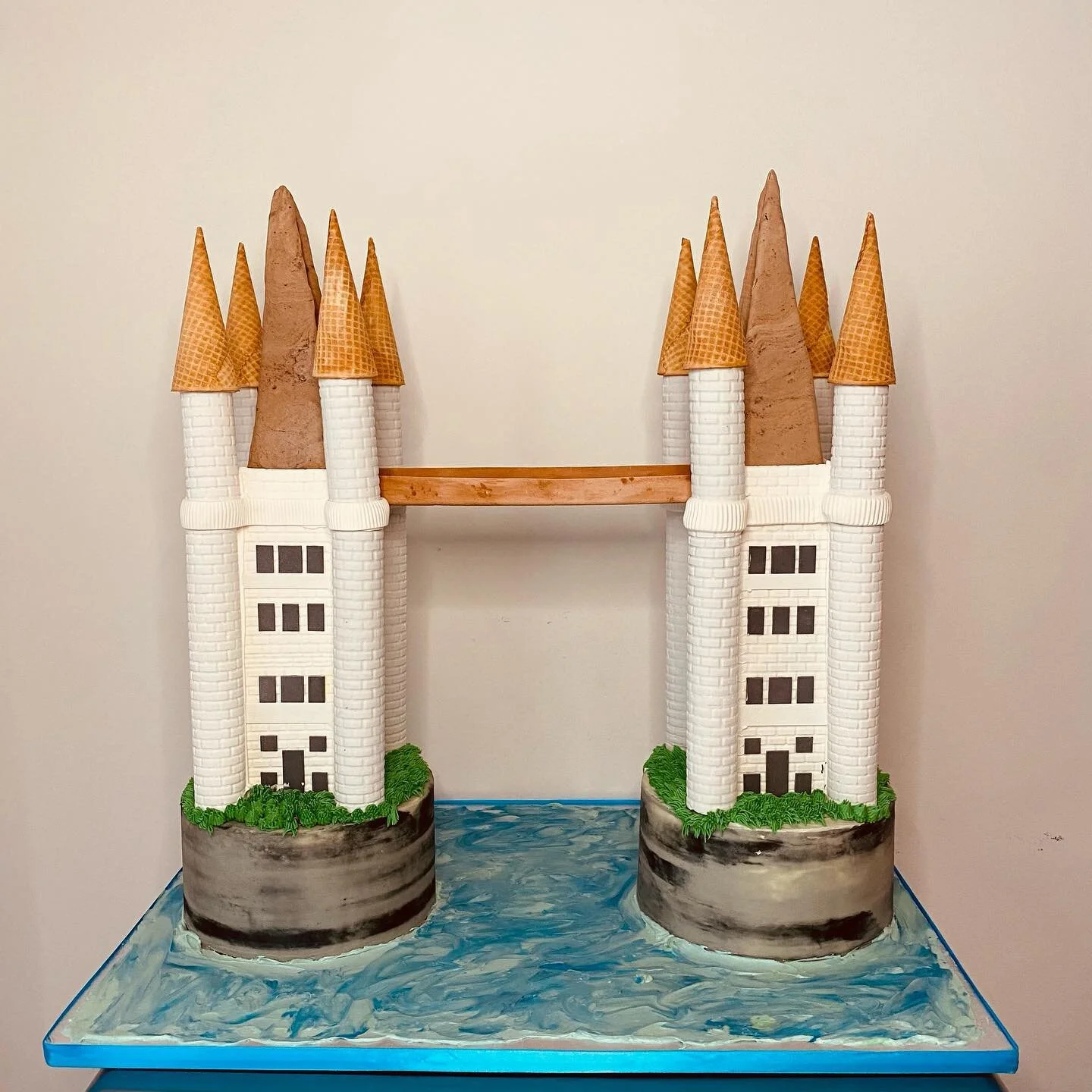 This was a big one... #londonbridge #birthdaycake #covid canceled the #trip but #sweetandshiny still made it a #sweet #birthday #💕