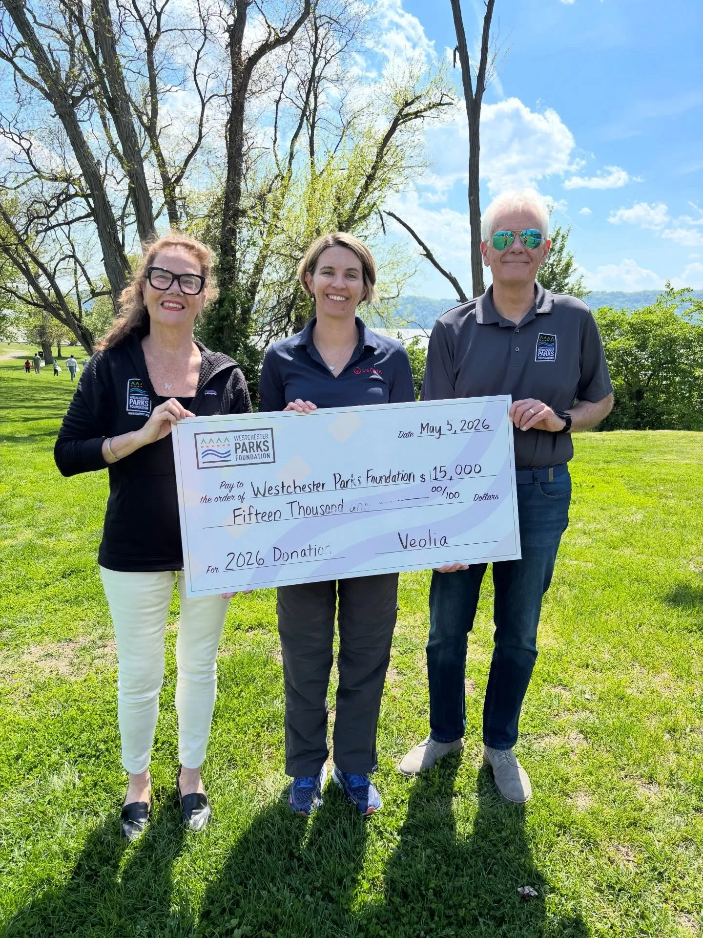 A heartfelt thank you to @veolianorthamerica on an incredible volunteer day at @crotonpointpark! With 100 dedicated volunteers, they built picnic tables, tackled invasive species, and cleaned up litter, making a significant impact on our beautiful pa