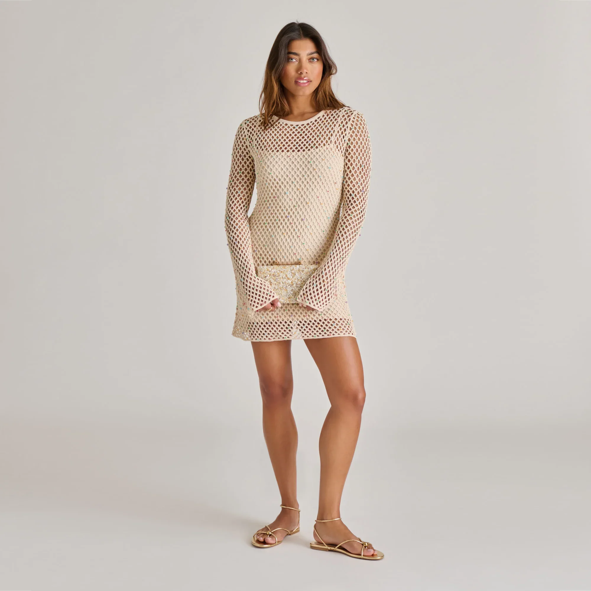 DOLCEVITA-SANDALS_KENLEY_GOLDDISTRESSEDLEATHER-ONFOOT_ROCKEENATURAL_02.webp