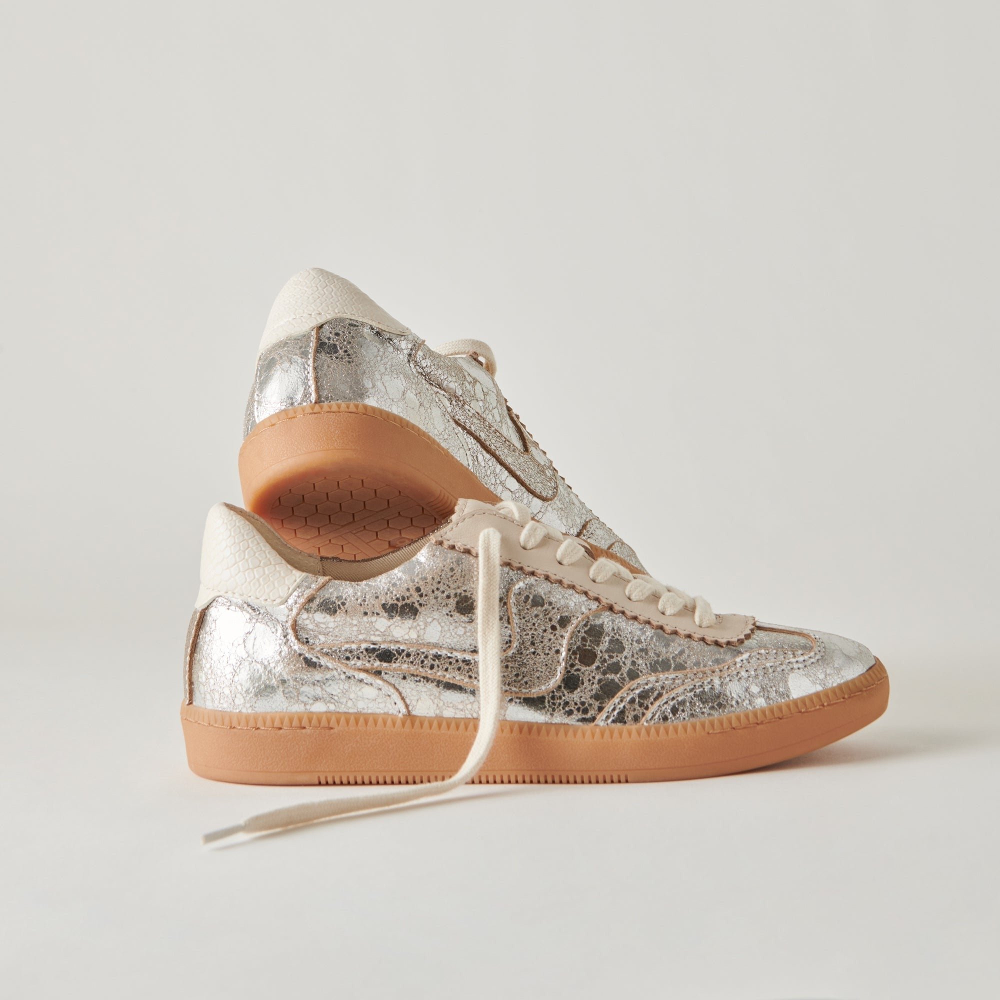 DOLCEVITA-SNEAKERS_NOTICE_SILVERDISTRESSEDLEATHER_DETAILS_01.jpg