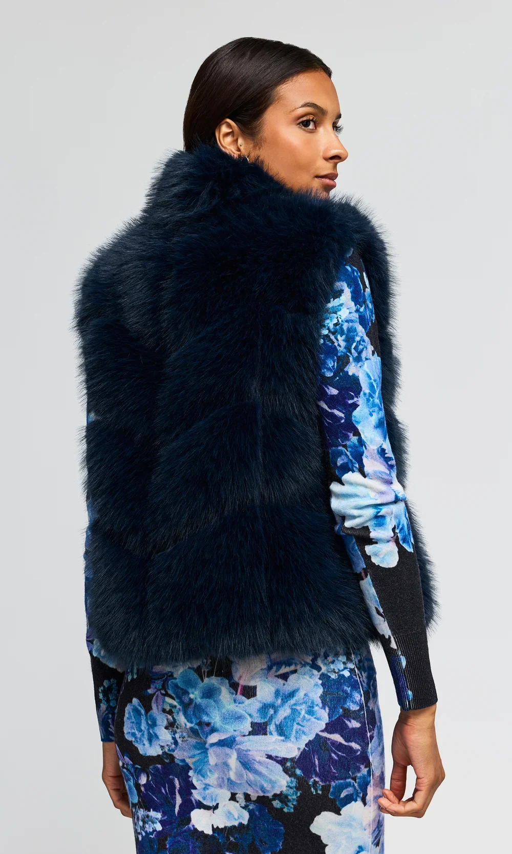 F26_RosarioFauxFurVest_Peacock2.webp
