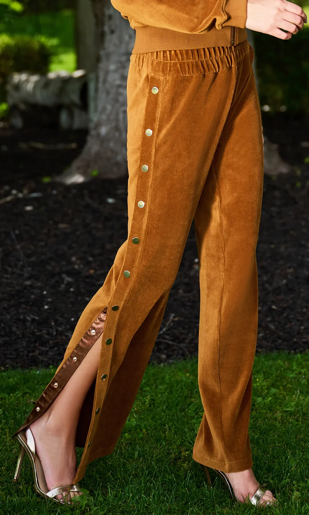 ZiraStretchCorduroyHoodie_ZolaStretchCorduroySnapPants-Caramel3.1.webp