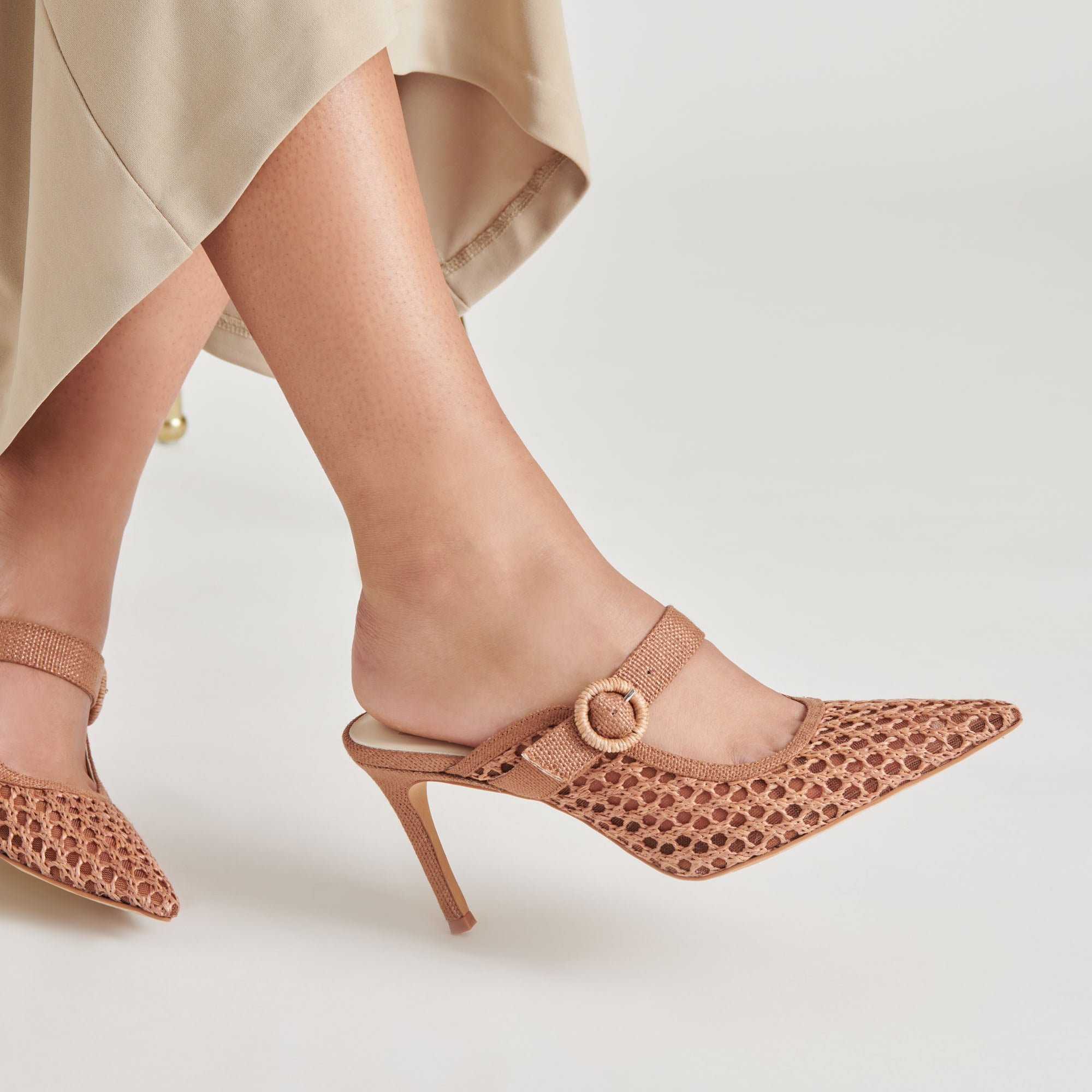 DOLCEVITA-HEELS_KEEKEE_SADDLEWOVENRAFFIA-ONFOOT_02.jpg