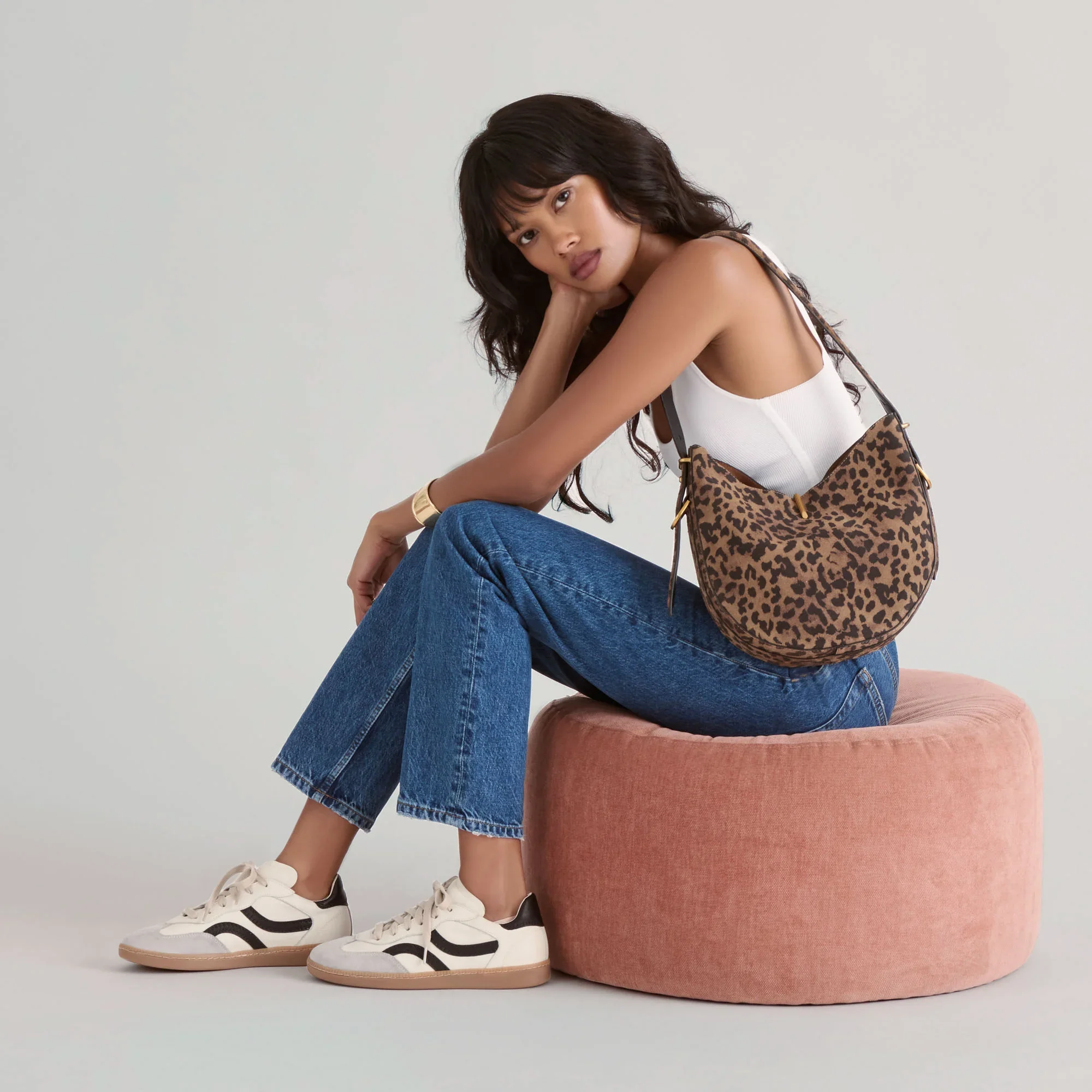 DOLCEVITA-SNEAKERS_REBEL_WHITE_BLACKLEATHER_ONFOOT_BREE-L_LEOPARD_01_476e2610-a234-4464-b053-bcfac0d1d663.webp