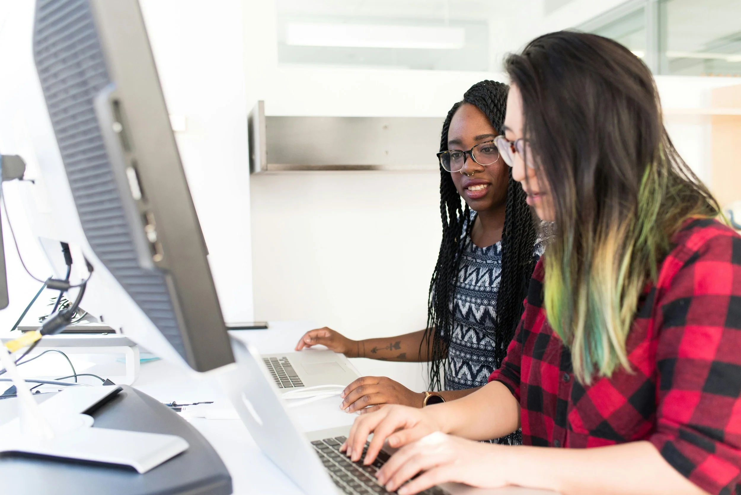 College students collaborating on computer science coursework at a university lab