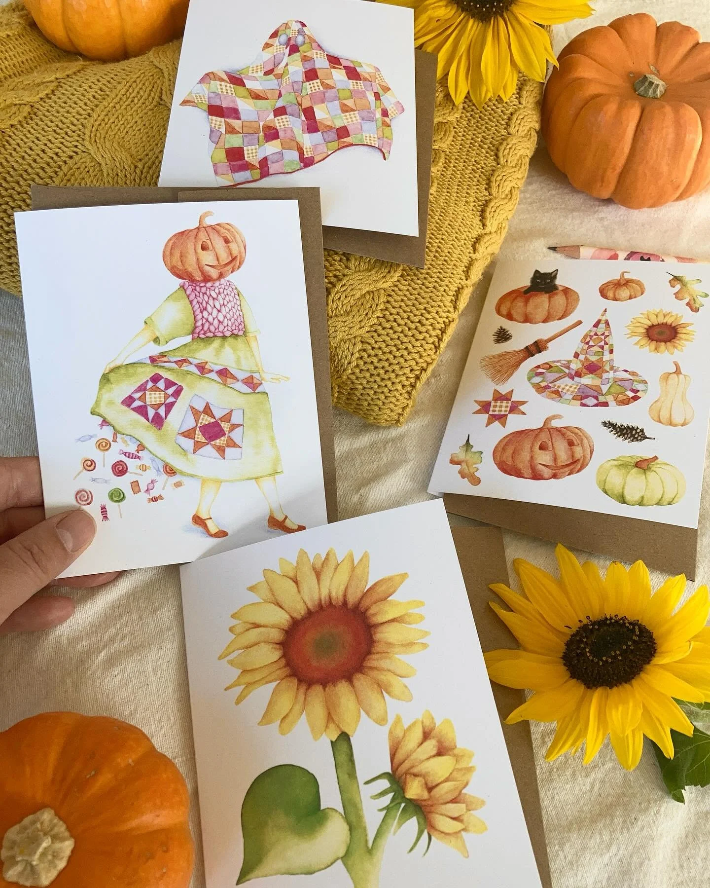 Laquelle de ces 4 cartes est ta préférée?
🌻🎃👻
.
.
.
.
#halloweenillustration #pumpkinart #halloweenart #quiltlove #autumnvibes🍁 #sunflowers #gohst #myartwork #pumpkinhead