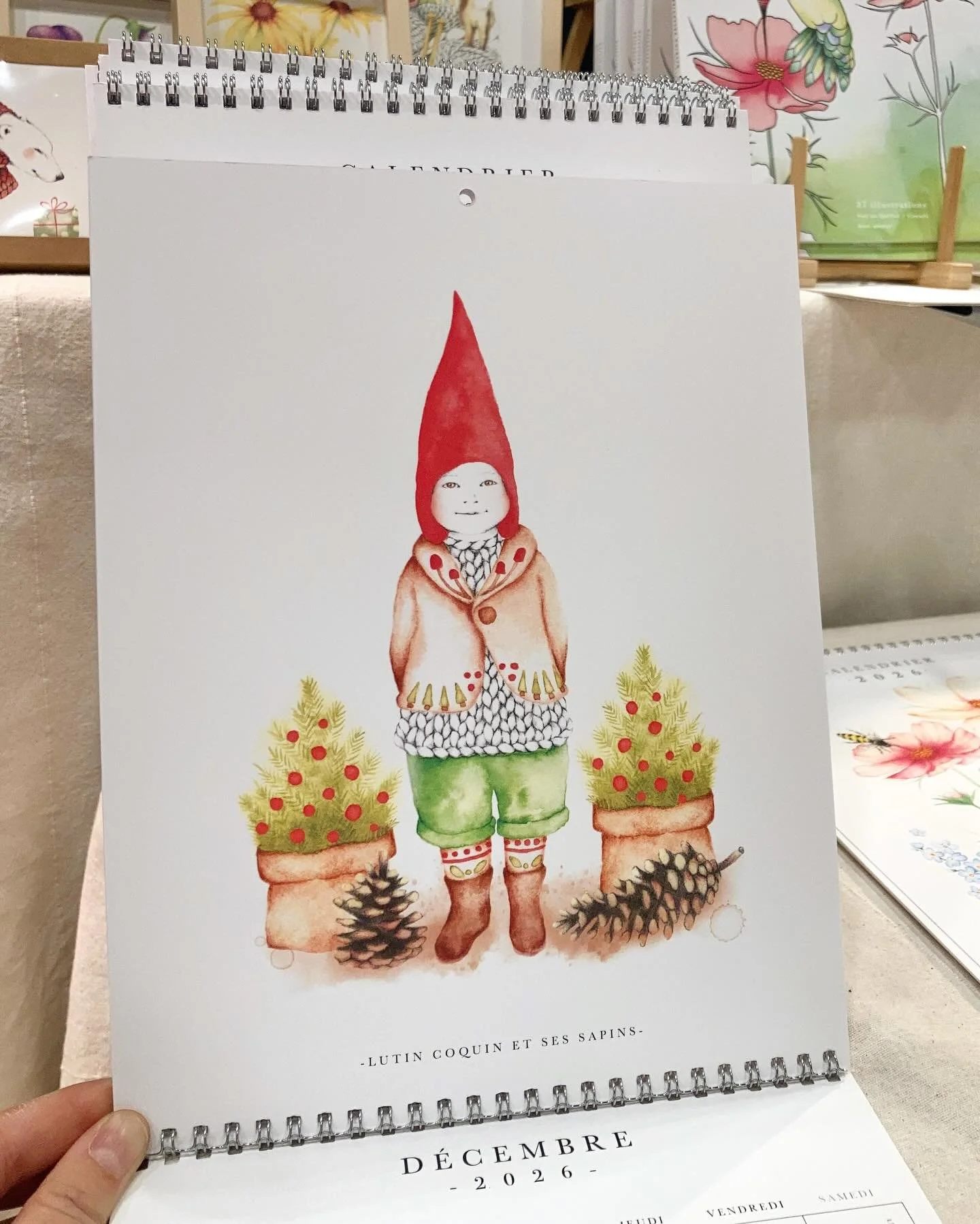 ✨D &Eacute; C E M B R E ✨
Le mois le plus festif et magique de l&rsquo;ann&eacute;e.
Voici l&rsquo;illustration de d&eacute;cembre pour mon calendrier 2026 : un petit lutin coquin entour&eacute; de ses sapins.
Je l&rsquo;adore! 
Et bonne nouvelle : i