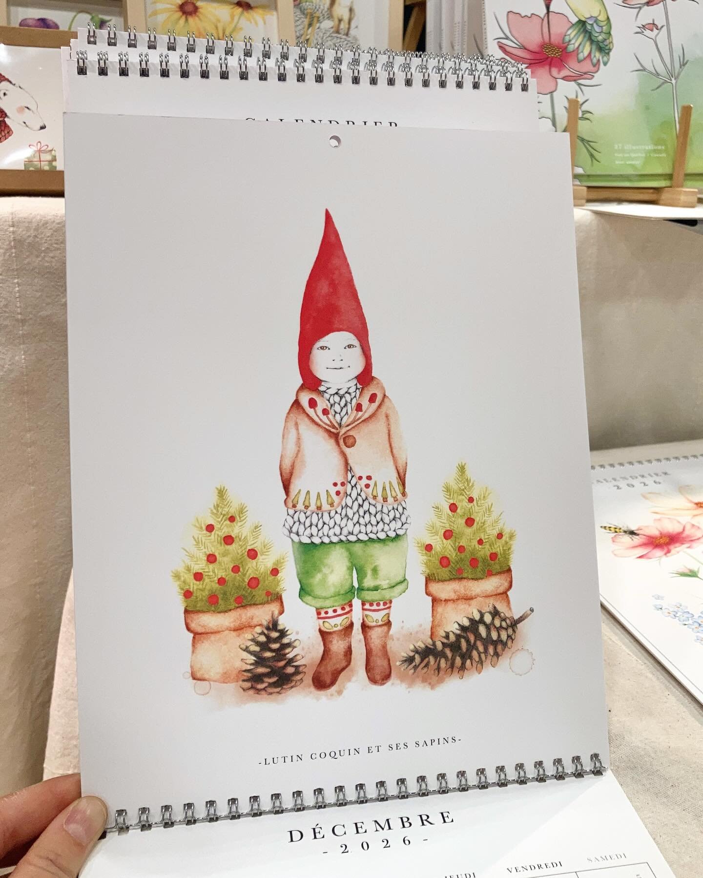 ✨D &Eacute; C E M B R E ✨
Le mois le plus festif et magique de l&rsquo;ann&eacute;e.
Voici l&rsquo;illustration de d&eacute;cembre pour mon calendrier 2026 : un petit lutin coquin entour&eacute; de ses sapins.
Je l&rsquo;adore! 
Et bonne nouvelle : i