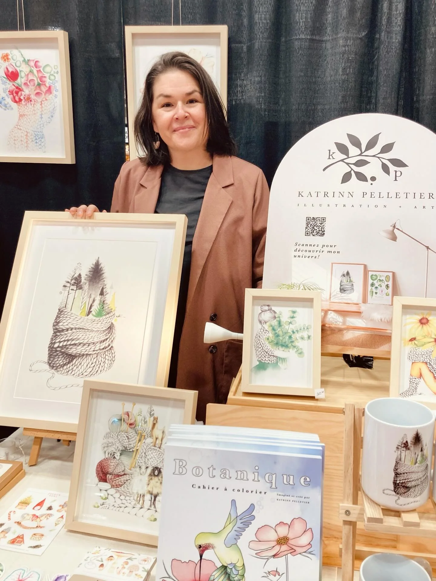 C&rsquo;est la derni&egrave;re fin de semaine au @salondesartisansdequebec ! Rendez-vous au centre de foires ExpoCit&eacute;.
Retrouvez-moi au kiosque #217 avec mes illustrations, calendriers, cahiers &agrave; colorier, tasses, cartes de souhait et b