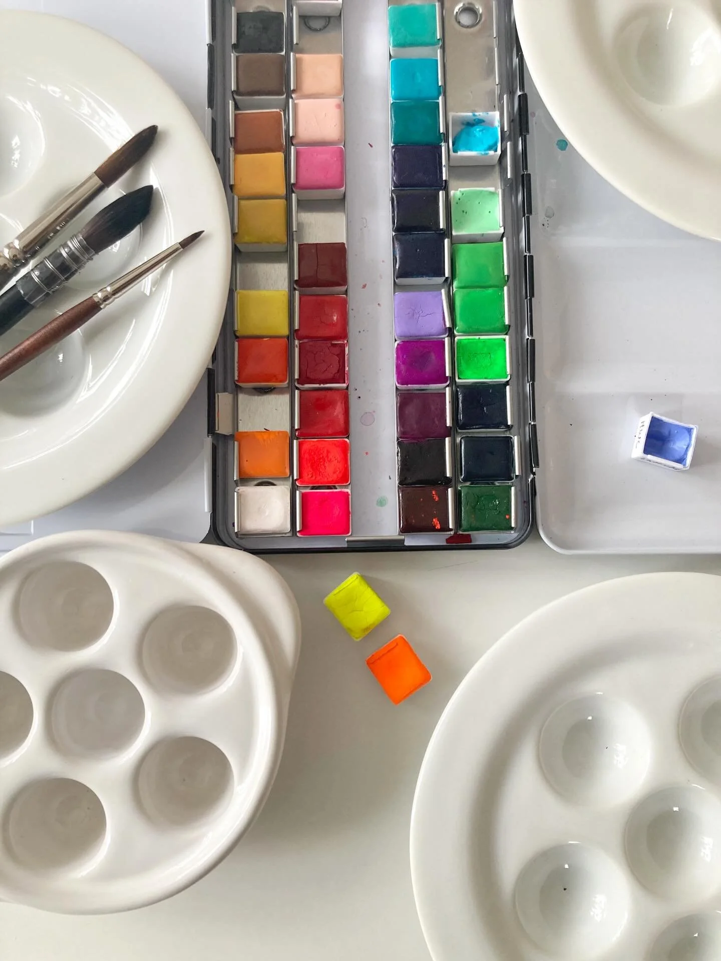 Je suis tomb&eacute;e cette semaine sur un lot d&rsquo;assiettes &agrave; escargots en c&eacute;ramique dans une ressourcerie pr&egrave;s de chez moi, pour une bouch&eacute;e de pain. Je les ai toutes prises pour mes ateliers, qui recommenceront bien