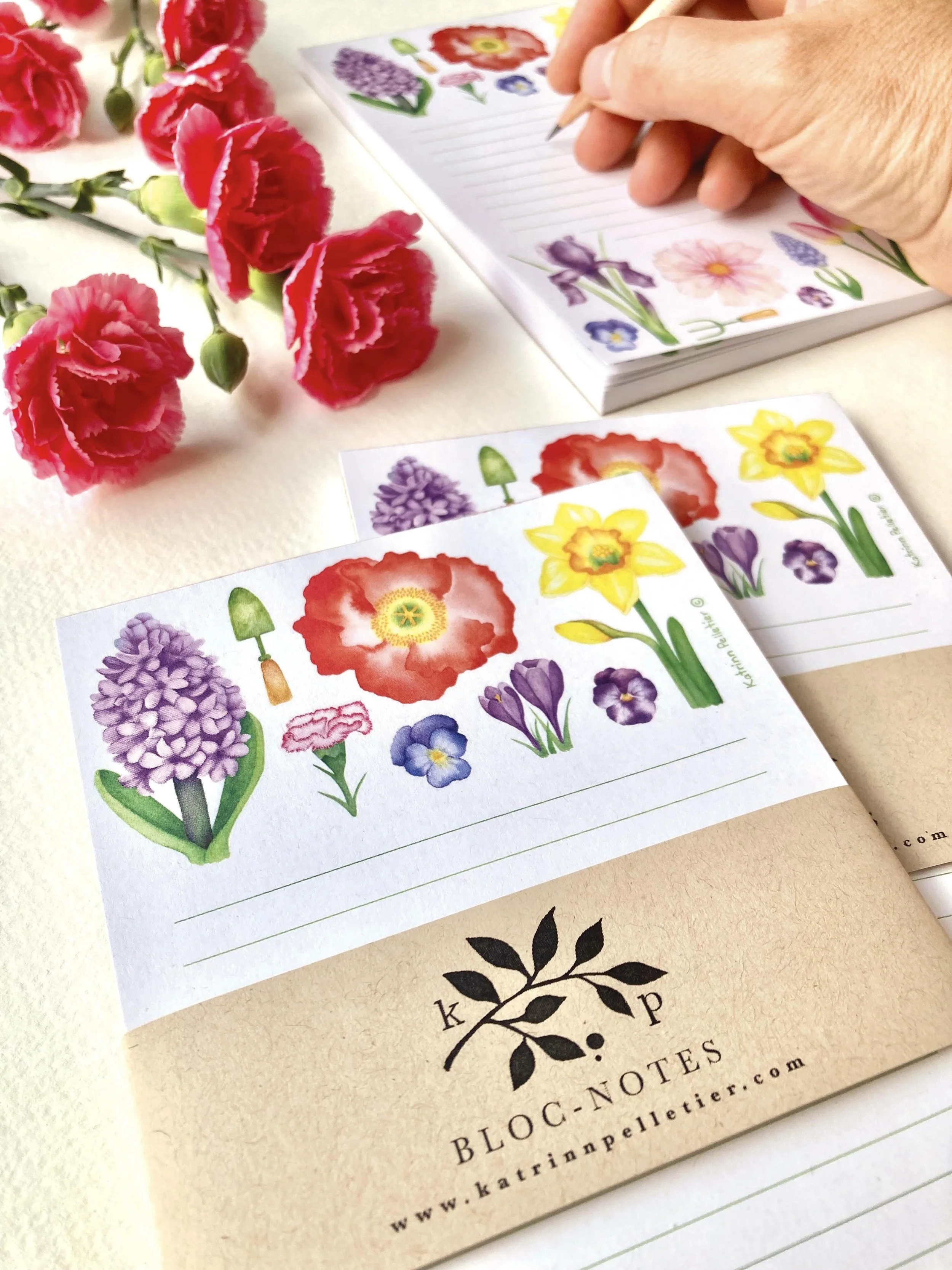Aviez-vous vu mon tout dernier bloc-notes floral?
J&rsquo;ai un coup de c&oelig;ur &hearts;️ pour ces petites fleurs printani&egrave;res que j&rsquo;ai enti&egrave;rement peintes &agrave; l&rsquo;aquarelle. Elles apportent une touche douce et d&eacut
