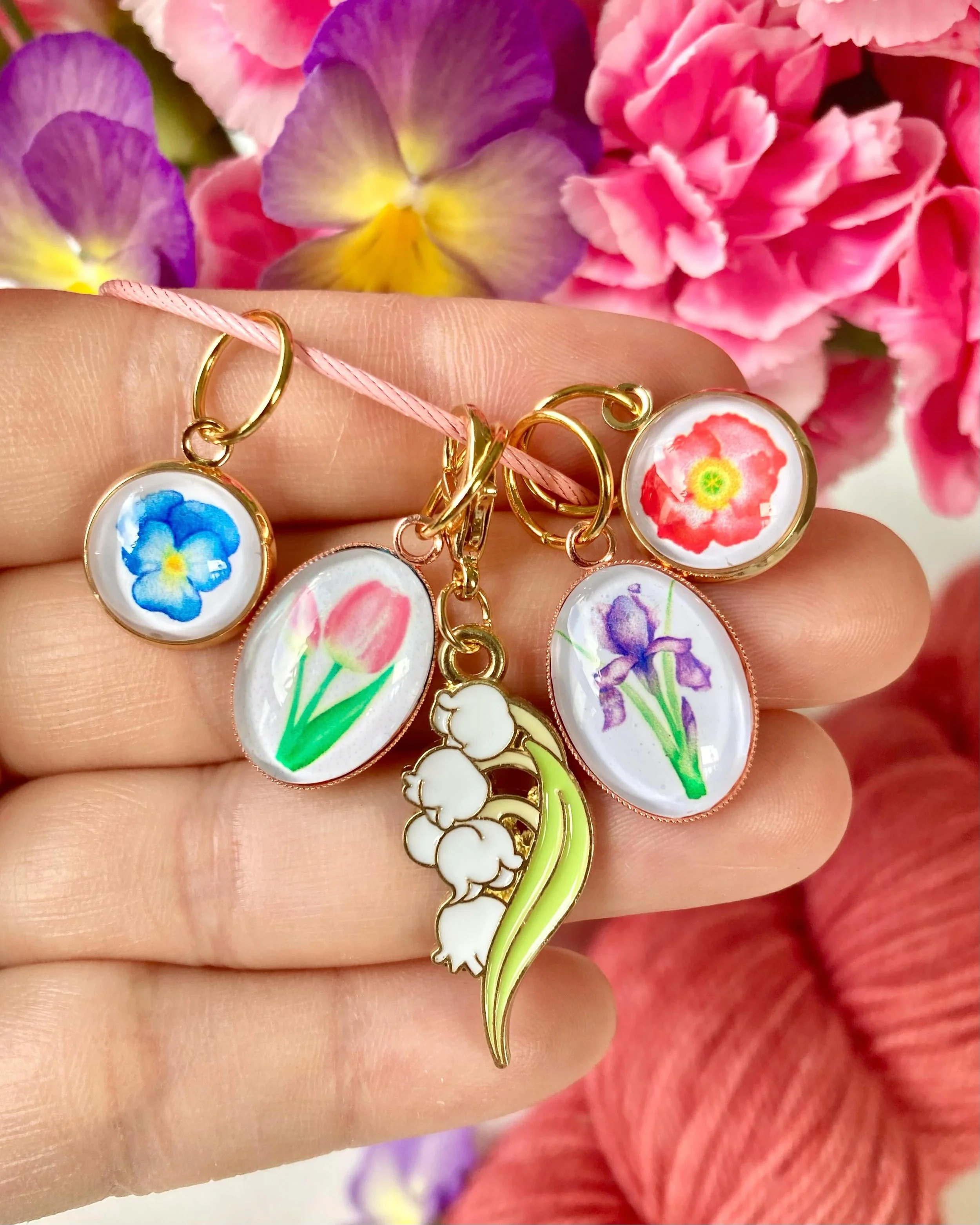 Quand @creationsarteb m&rsquo;a contact&eacute;e pour cr&eacute;er une nouvelle collection de marqueurs de mailles, cette fois-ci inspir&eacute;e de mes fleurs &agrave; l&rsquo;aquarelle, j&rsquo;ai dit ouiiiii ! 🌸
Je suis tellement heureuse de vous