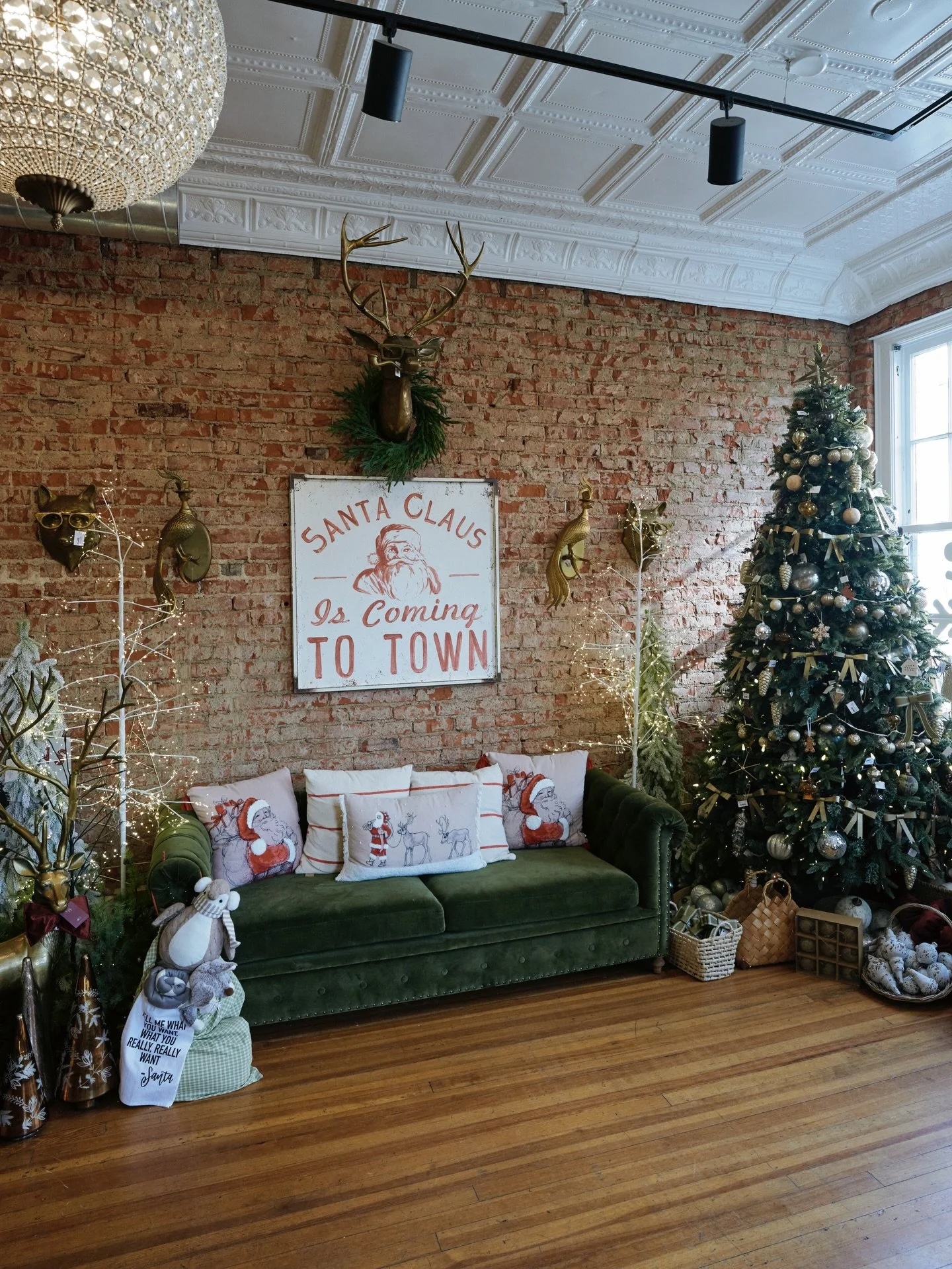 We&rsquo;re so happy to welcome Santa Nate back one more time!🤍🎅

Join us today, Tuesday the 23rd from 1&ndash;4 PM upstairs in Rendezvous for a relaxed, come-and-go visit with Santa. It&rsquo;s the perfect little pause in the holiday bustle, and a