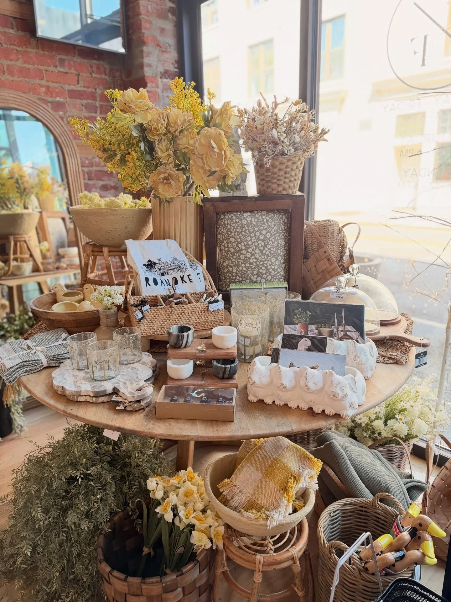 Easter entertaining is all about the details&hellip; and this sunny display gives you lots of inspiration! The layered textures, soft yellow florals, marble cutting boards, bunny and chick planters filled with our realistic daffodils or mini hydrange