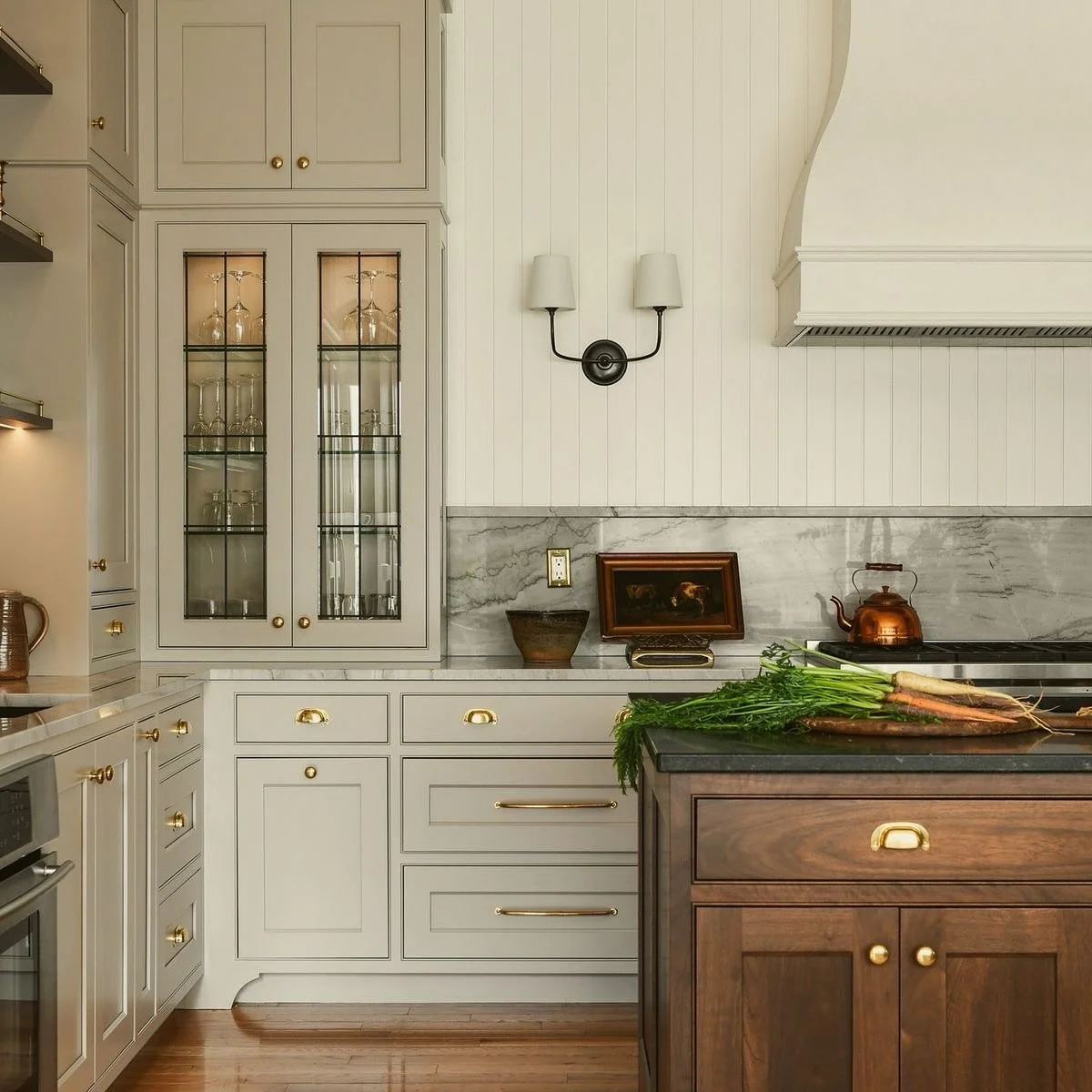 I have been gathering inspiration for a new design project and stumbled across this stunner from @mcqueenbuildingco and @oakandpillar 🤩🔥 

Lately I have been really loving the look of a softer beige cabinetry paired with a more rich wood stain and 