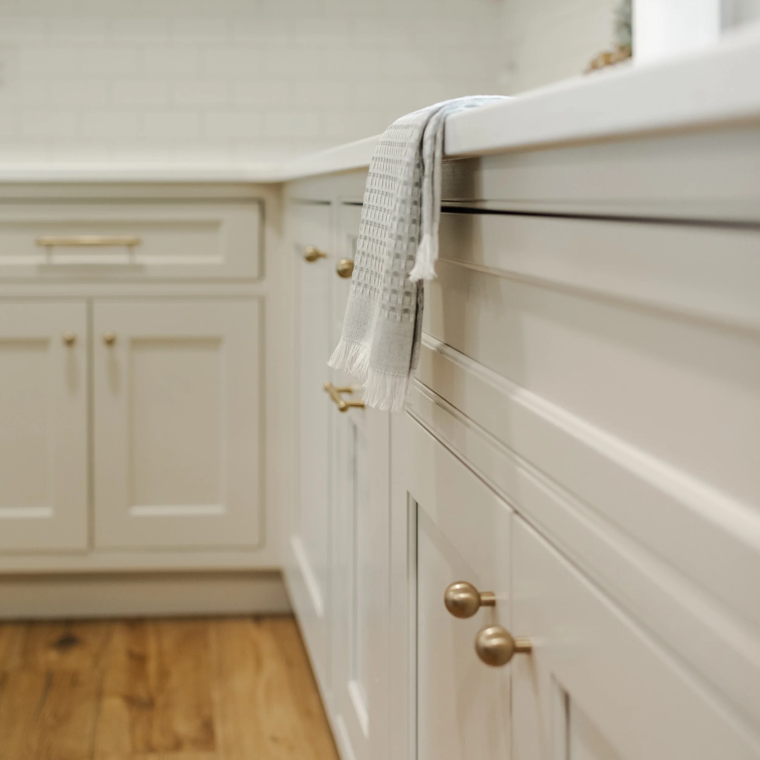 The details make all the difference&hellip; 

Brushed brass hardware, warm wood flooring, crisp white countertops, and a soft neutral cabinet color created a kitchen that feels fresh, classic, and welcoming. A timeless combination that will look beau