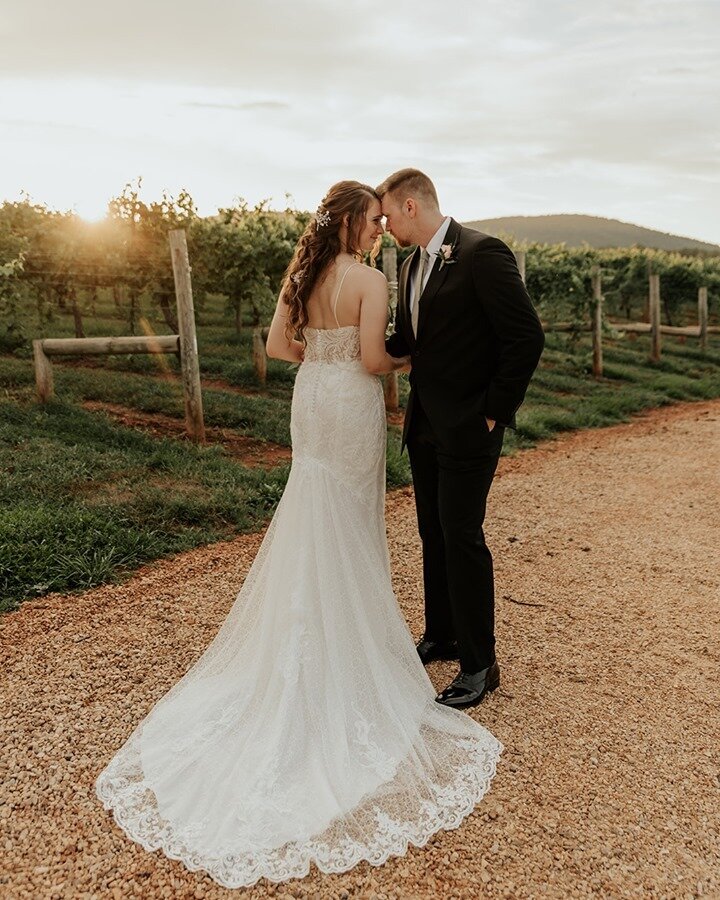 Emily + Jared (2/3)⠀⠀⠀⠀⠀⠀⠀⠀⠀
⠀⠀⠀⠀⠀⠀⠀⠀⠀
Although a smaller, intimate wedding wasn&rsquo;t what we originally planned, it turned out so beautiful and we couldn&rsquo;t imagine it any other way. The warm summer breeze mixed with the golden sunlight thro