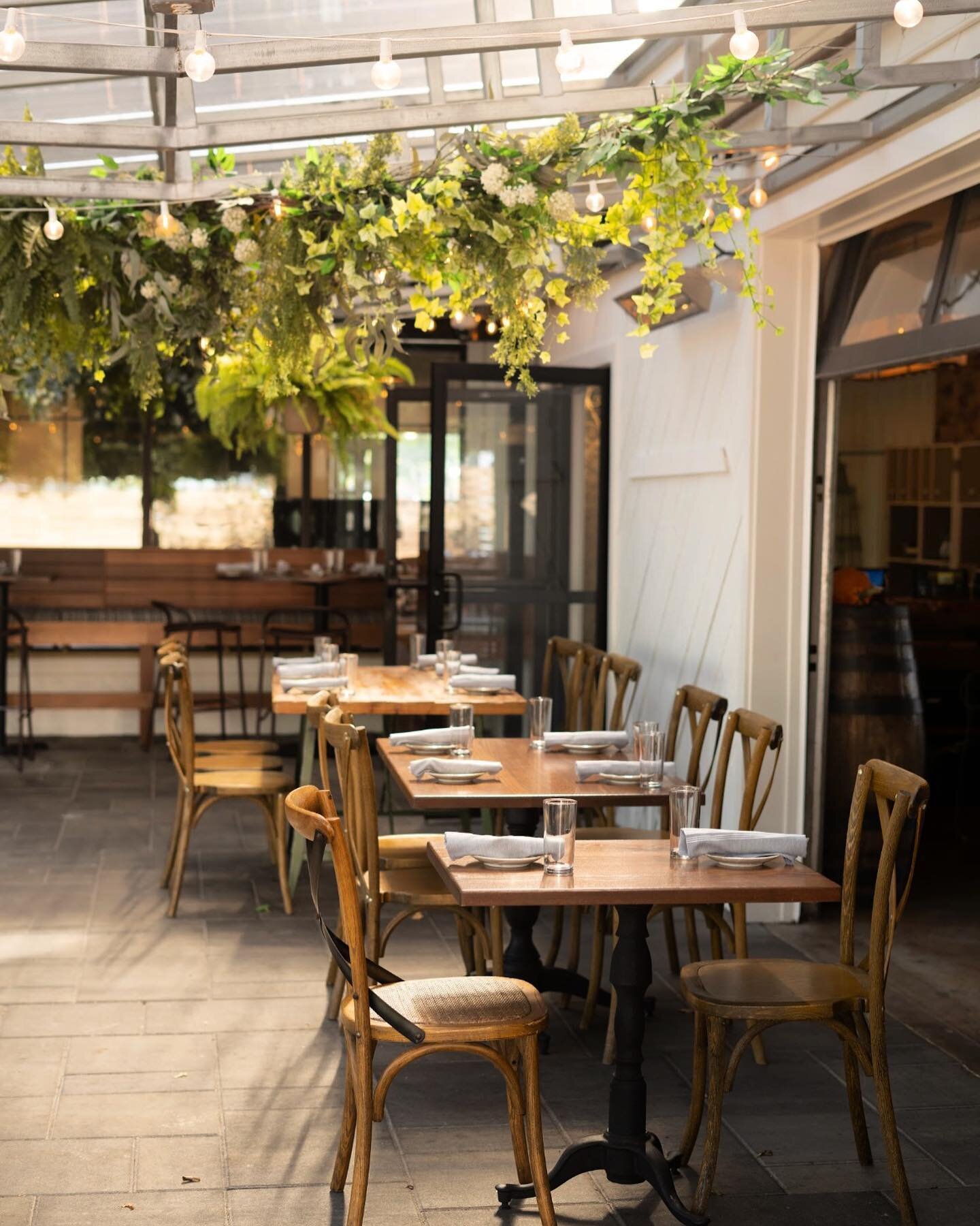 Dine al fresco, it&rsquo;s summer time! 

Lunch | Brunch | Dinner 

#stoneacre #stoneacrehospitality #newengland #classiccoast #newportri #outdoordining