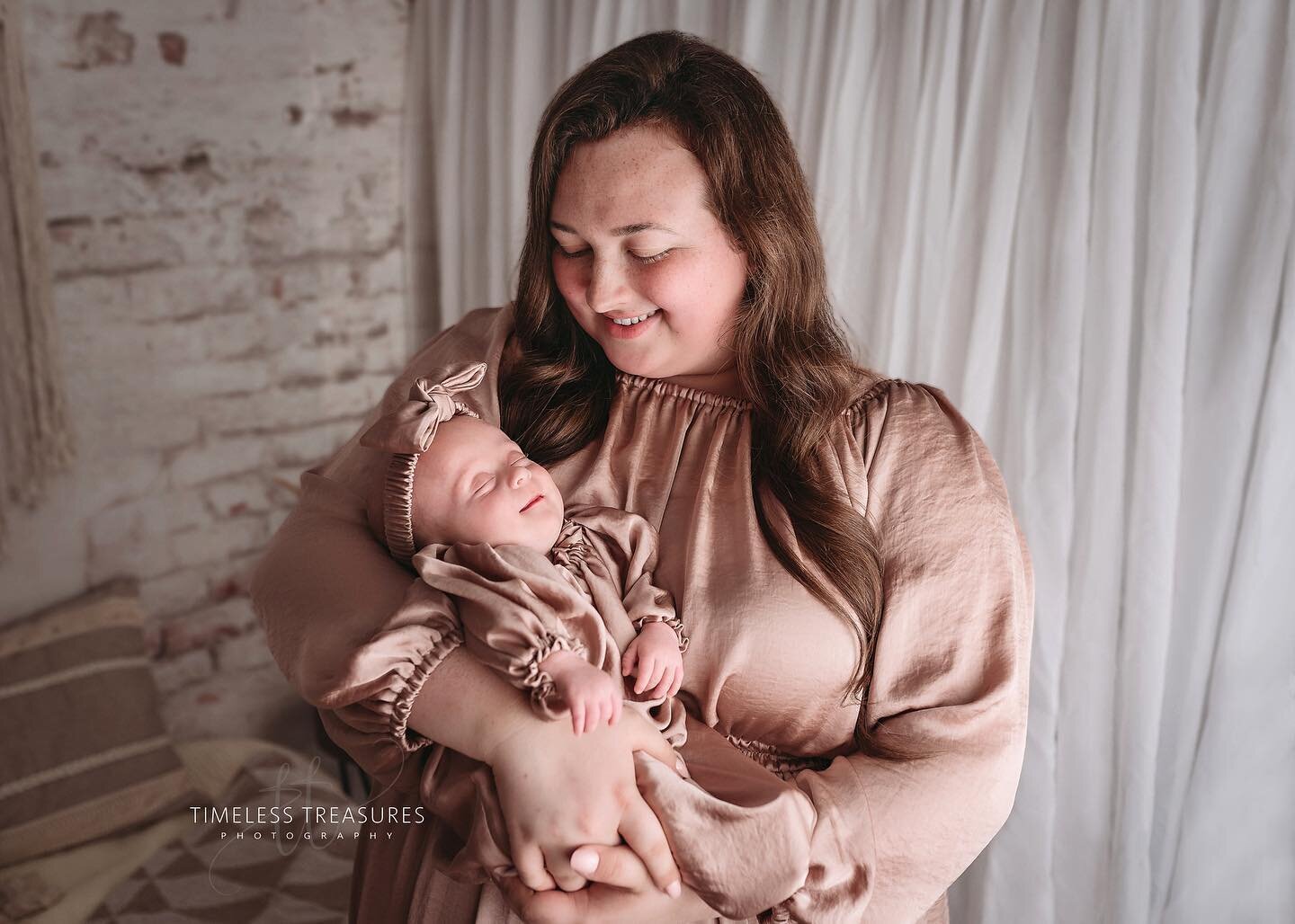 Baby smiles get me E.V.E.R.Y. time. 💞  There is still time to book your Mom and Me session.  A few spots are left.
.
.
.

#sumterscphotographer #sumterscnewbornphotographer #scphotographer #babywhisperer #timelesstreasuresphotographysc #southcarolin