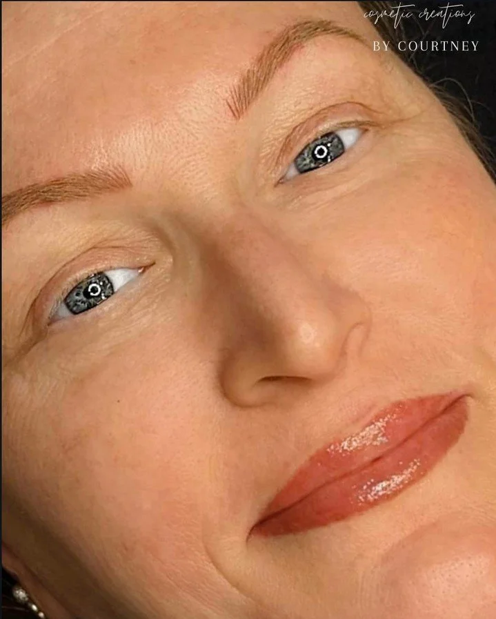 The ultimate fresh-faced glow up ✨⁠
⁠
Blonde Combo Brows + Peach Nude Lip Blush = effortless beauty that works together.⁠
⁠
Her brows are soft and natural with hair strokes up front blending into gentle shading for that fluffy, full look. And those l