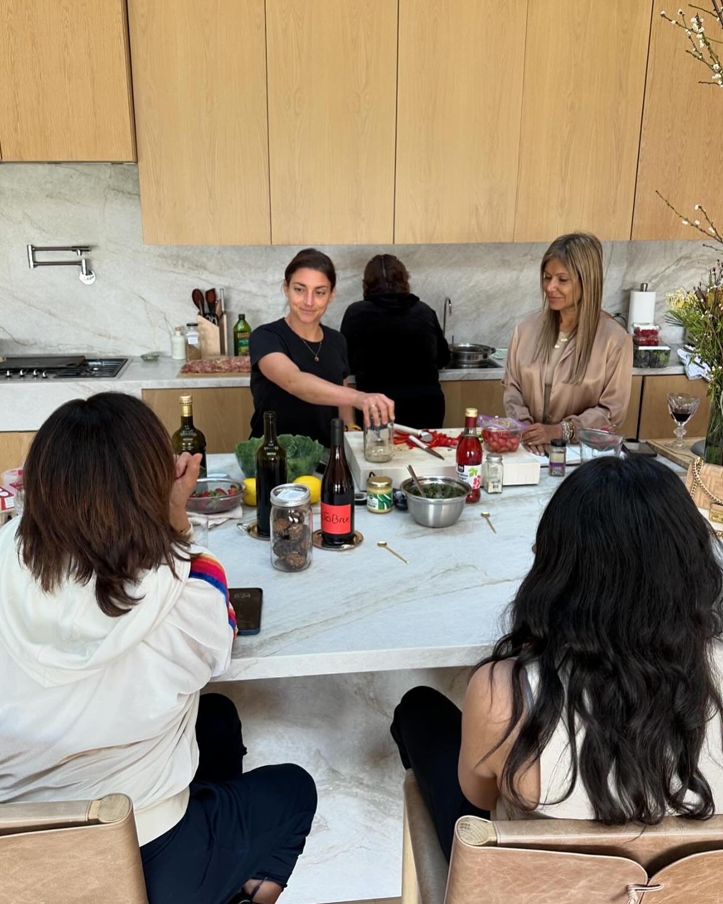 The most fun cooking class in LA 👩🏻&zwj;🍳

I love teaching people how to be confident in the kitchen. Anyone can follow a recipe, but what happens when you&rsquo;re missing or don&rsquo;t like an ingredient, or have a dietary restriction and need 