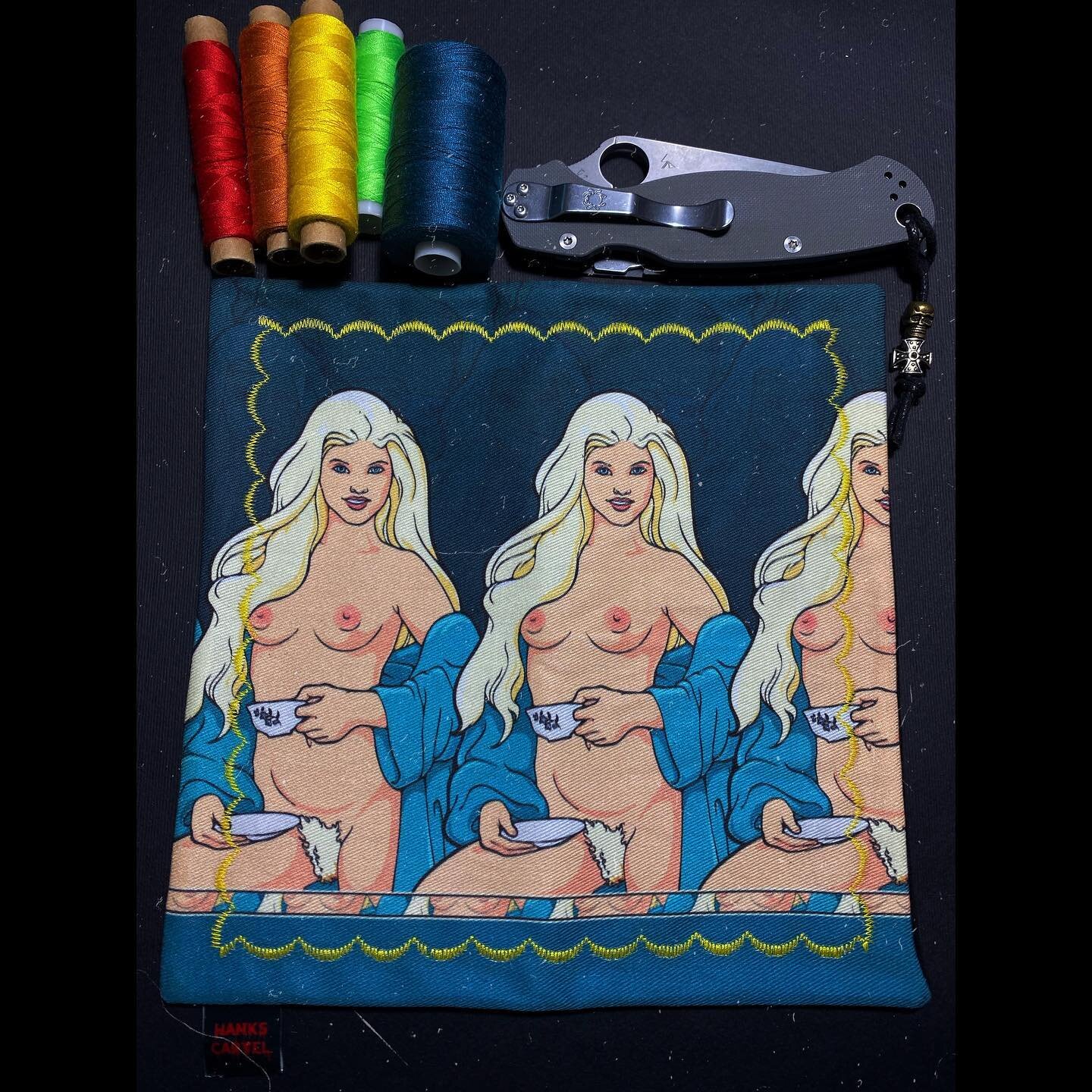 &ldquo;The Titty Twister&rdquo; available again 😁
&bull;Price: 💰21💰usd
&bull;FREE SHIPPING🌎
&bull;19,5x19,5cm (7,6in x 7,6in)
&bull;Cotton and Microfiber
&bull;Embroidery
&bull;
&bull;
&bull;
&bull;
&bull;
&bull;
&bull;
&bull;
#knife #knifeporn #