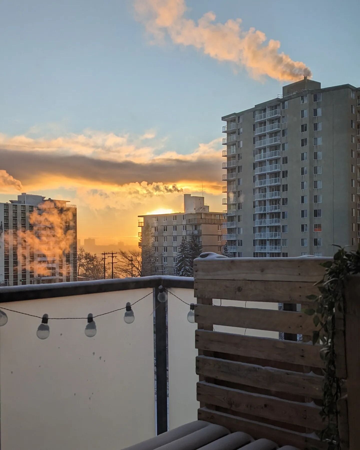 We love a winter sunrise 🌇

How do you enjoy time outside in the winter?

My favourites are snowboarding, dog walks, and winter festivals! I also just found out there are winter patios in Edmonton!? Sounds fun, has anyone tried them?

_____
#yeglivi