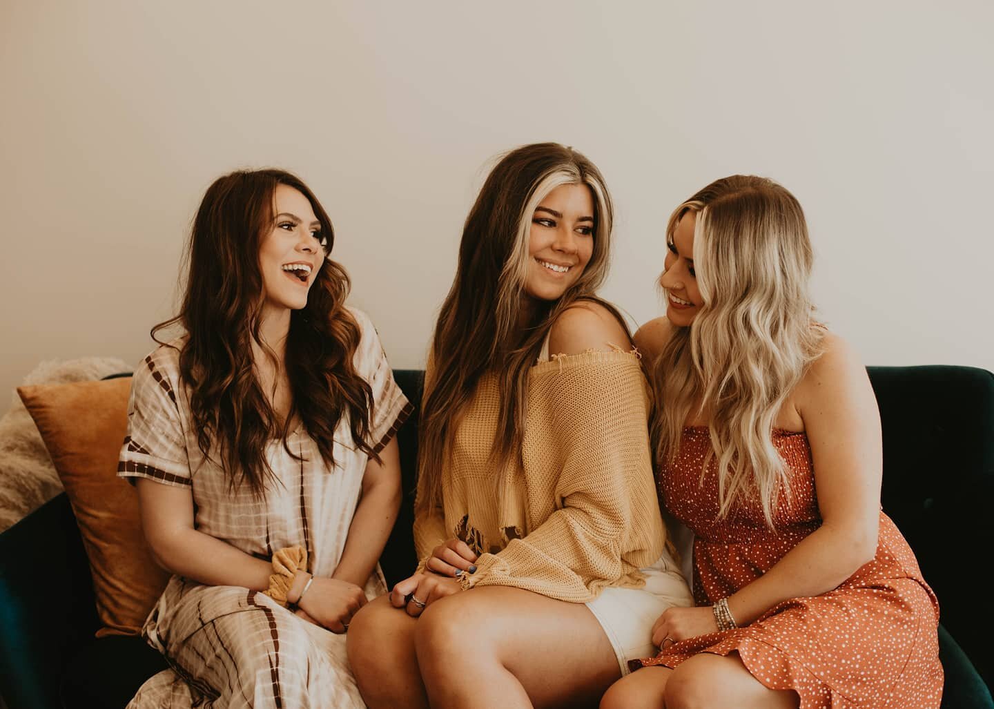Five types of people to surrond yourself with... ⚡

▪︎the inspired
▪︎the passionate
▪︎the motivated
▪︎the grateful
▪︎the openminded

#oliveandpinesalon #extensionspecialist #salonowner
#newsalon #unitehair #thriverssociety #blondingspecialist #extens
