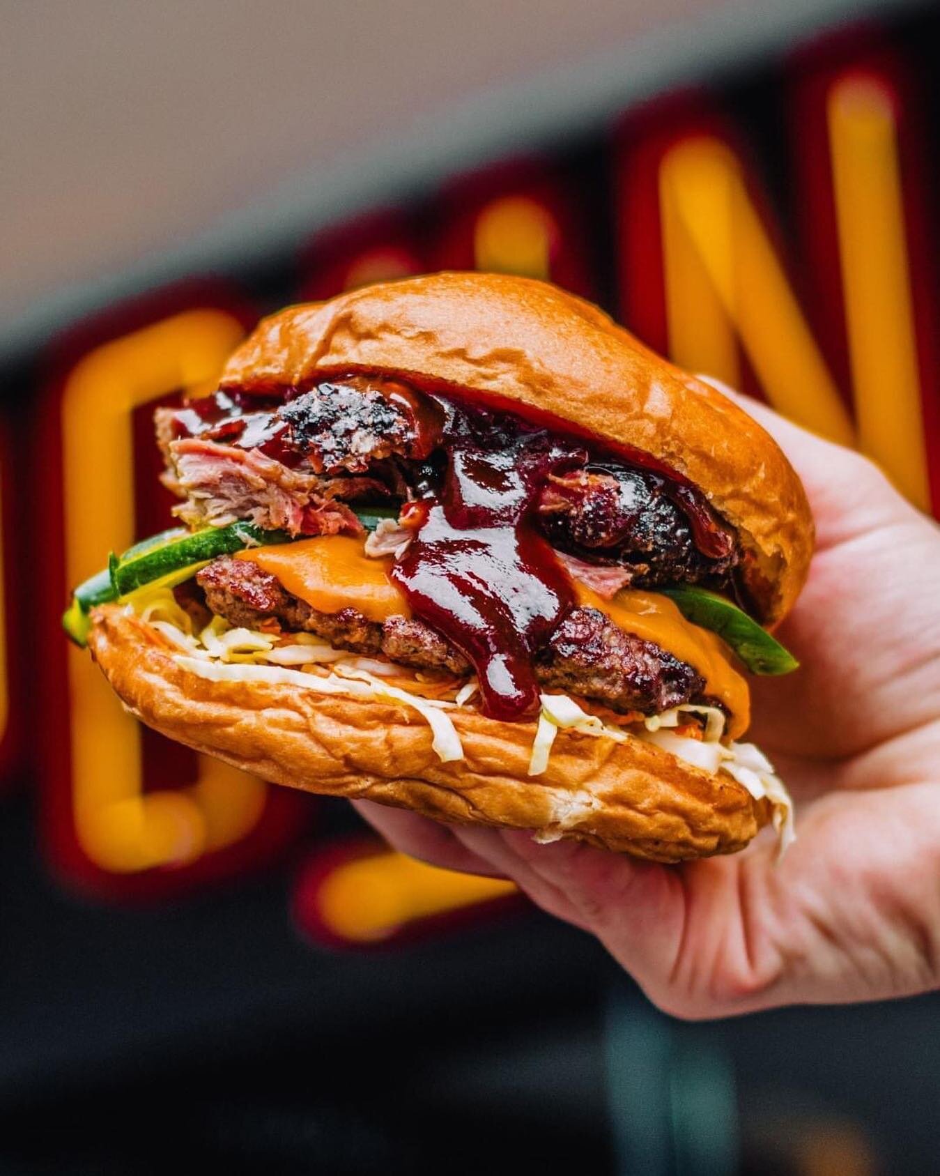 &iexcl;Espectacular por fuera y riqu&iacute;sima por dentro! 🍔🔥🤩 
La colaboraci&oacute;n que hicimos con @ladys_bbq tiene un sabor irreal que no te puedes perder: Pan de papa, coleslaw, carne 120g, queso amarillo, Texas pulled pork, BBQ y homemade