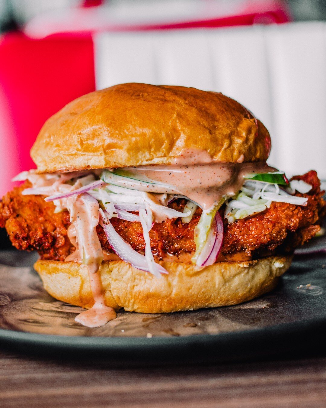 BRUTAL HOT FRIED CHICKEN BURGER, la de pollo que s&iacute; rifa. 😎💯🔥
Pan de papa, fried chicken, brutal powder, coleslaw, comeback sauce y pickles.

&iexcl;Pru&eacute;bala durante este mes de Junio! @brutalmx_
-
POUND - Liberal Burgers
-
Pick up &