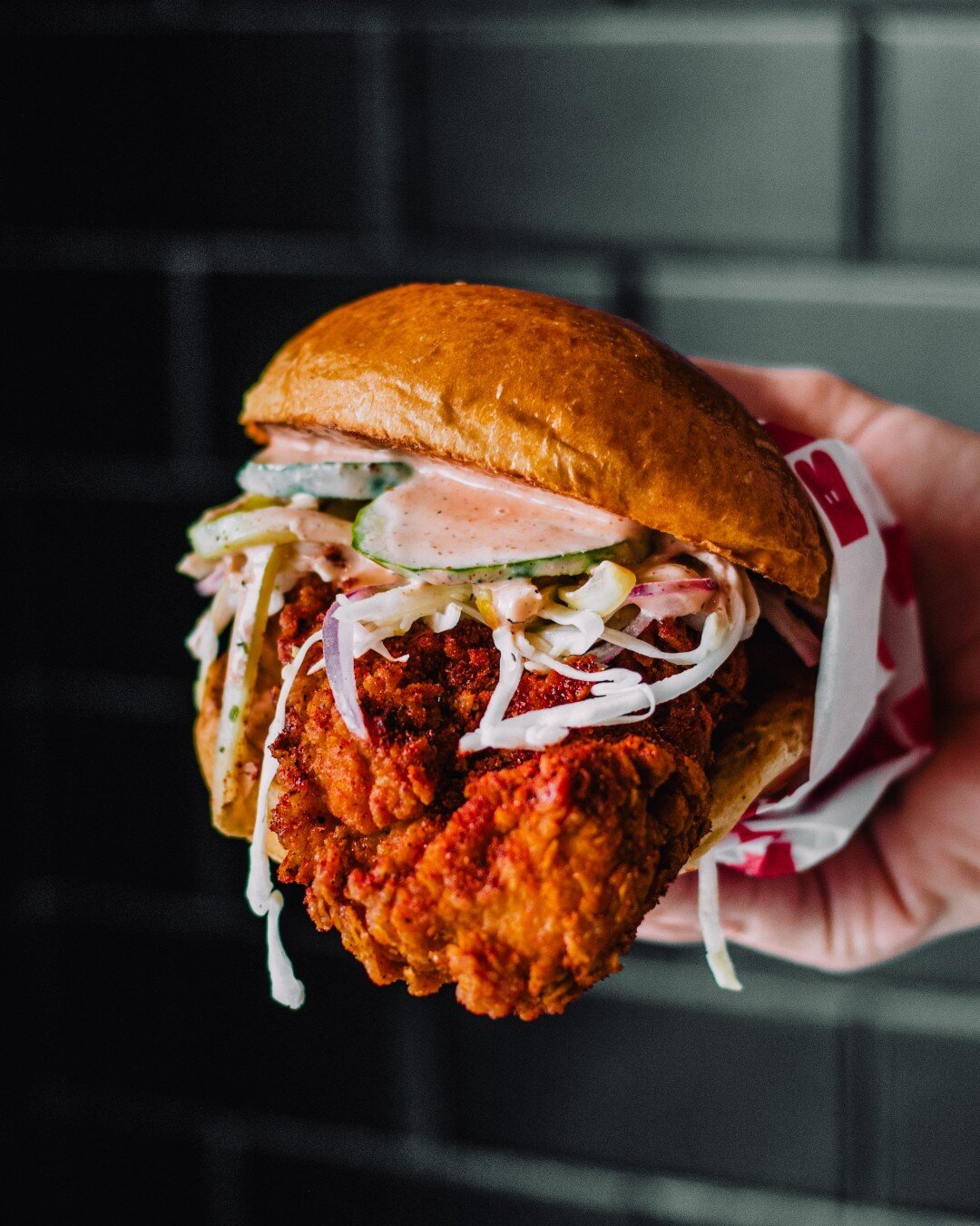 Que tu &uacute;nico pendiente para hoy sea venir por la Burger del mes 🤤👌🔥, BRUTAL HOT FRIED CHICKEN BURGER. 🍔😉
✅Pan de papa
✅Fried chicken
✅Brutal powder
✅Coleslaw
✅Comeback sauce
✅Pickles
&iexcl;Ordena o ven por la tuya! @brutalmx_
-
POUND - L