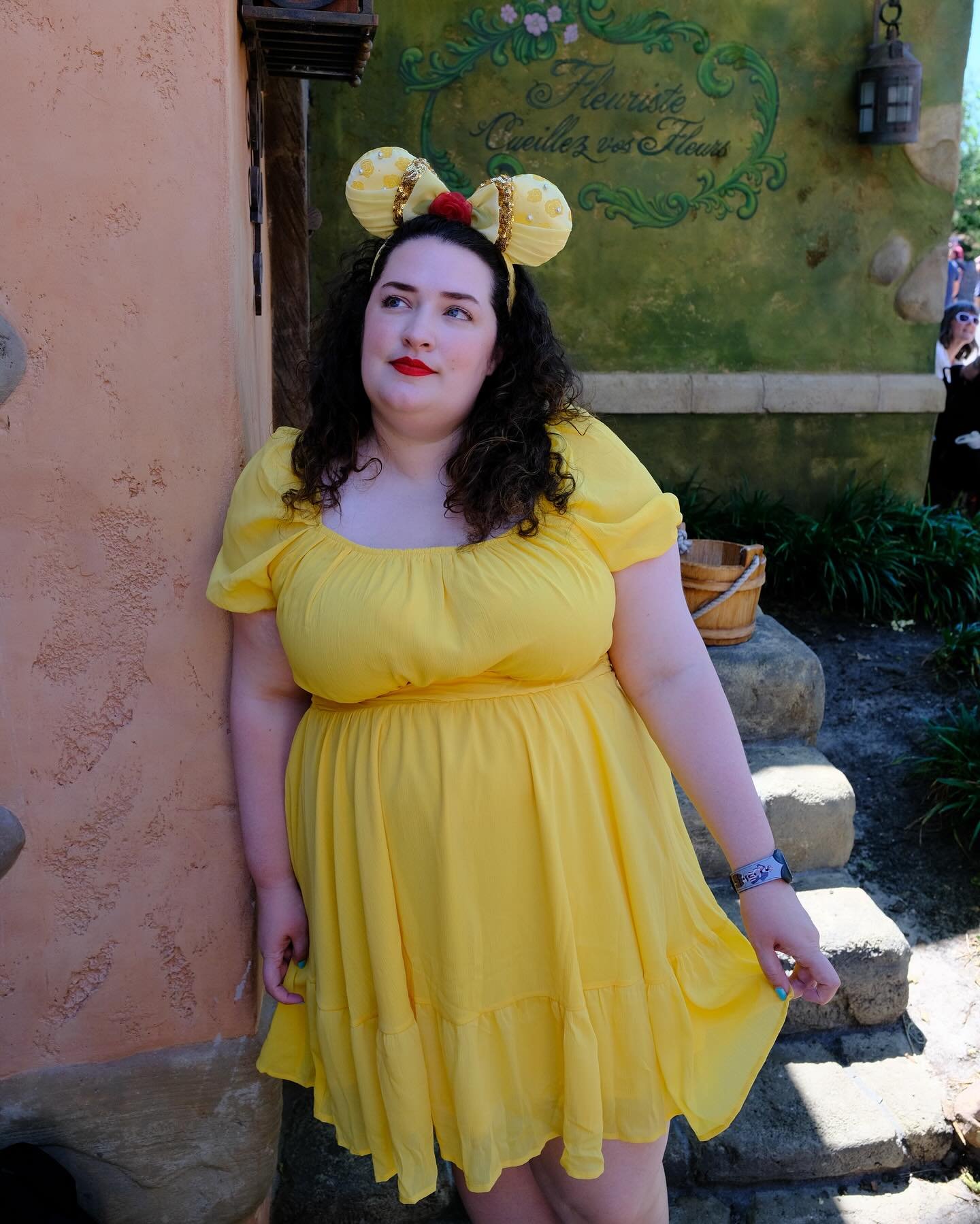 With a dreamy far off look&hellip;and the dream is that they&rsquo;ll finally build a bookstore in New Fantasyland! 📚💛🥀 I would also accept one in Disney Springs. Do you think Disney World needs a bookstore?

#beautyandthebeast #disneybound #newfa