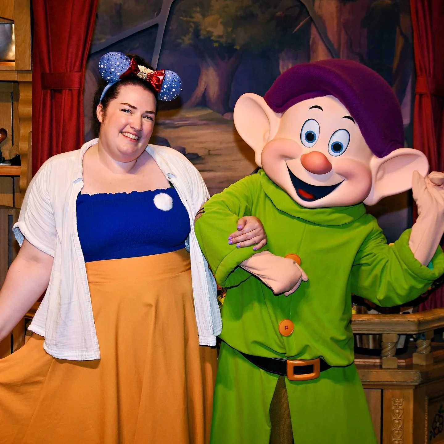 Dipped a toe back into something DisneyBound-ish to meet Dopey! 🍎💎🥧

Dopey has an annual passholder exclusive meet and greet in Der Teddyb&auml;r at the Germany Pavilion in EPCOT until July 31st! I expected to wait quite a while since Dopey is som