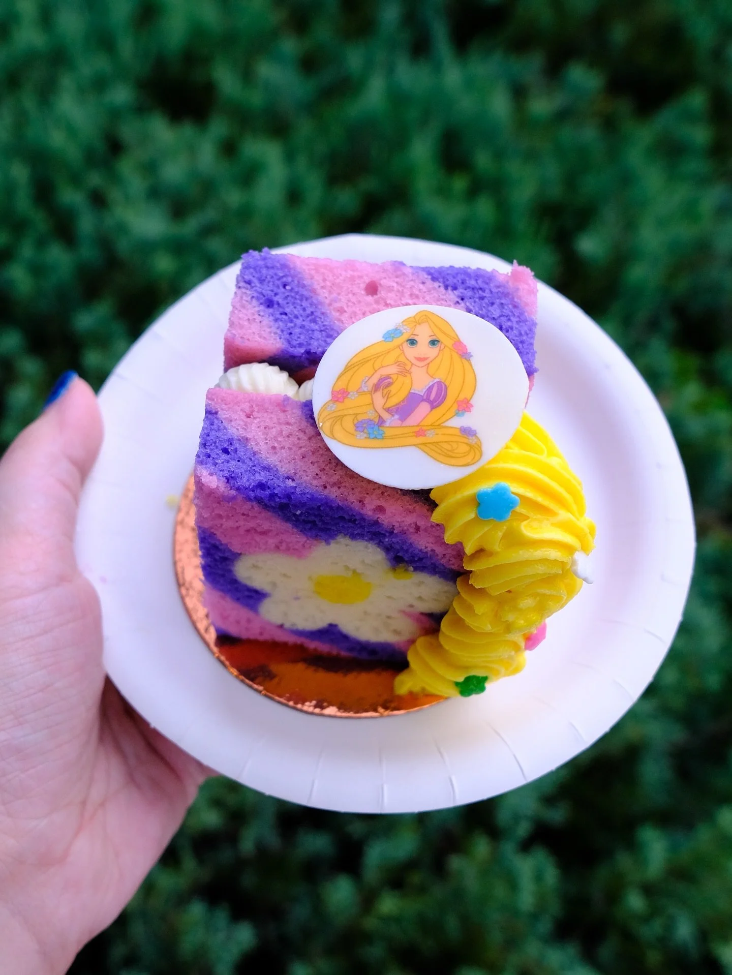 We tried the NEW Rapunzel Berries and Cream Cake! It&rsquo;s vanilla cake with lemon cheesecake mousse and blackberry jam and we absolutely loved it. The cake was moist, the lemon didn&rsquo;t taste artificial, and the blackberry jam was tart enough 