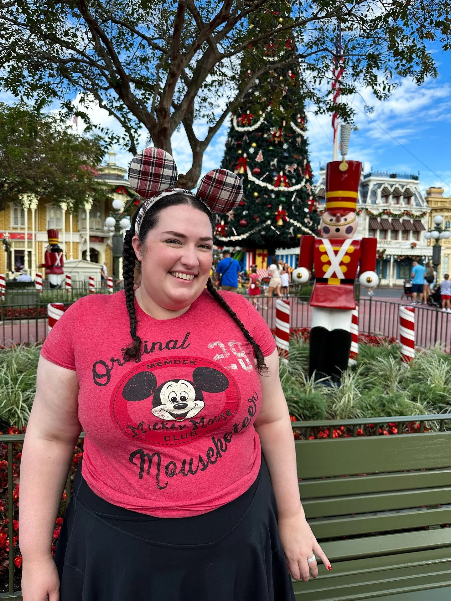 It&rsquo;s beginning to look a lot like Christmas! The decorations are up at Magic Kingdom so&hellip;the holiday season is here! Last year, I picked up an obsession with taking photos of holiday decorations and uh&hellip;it&rsquo;s back 😂. We also t