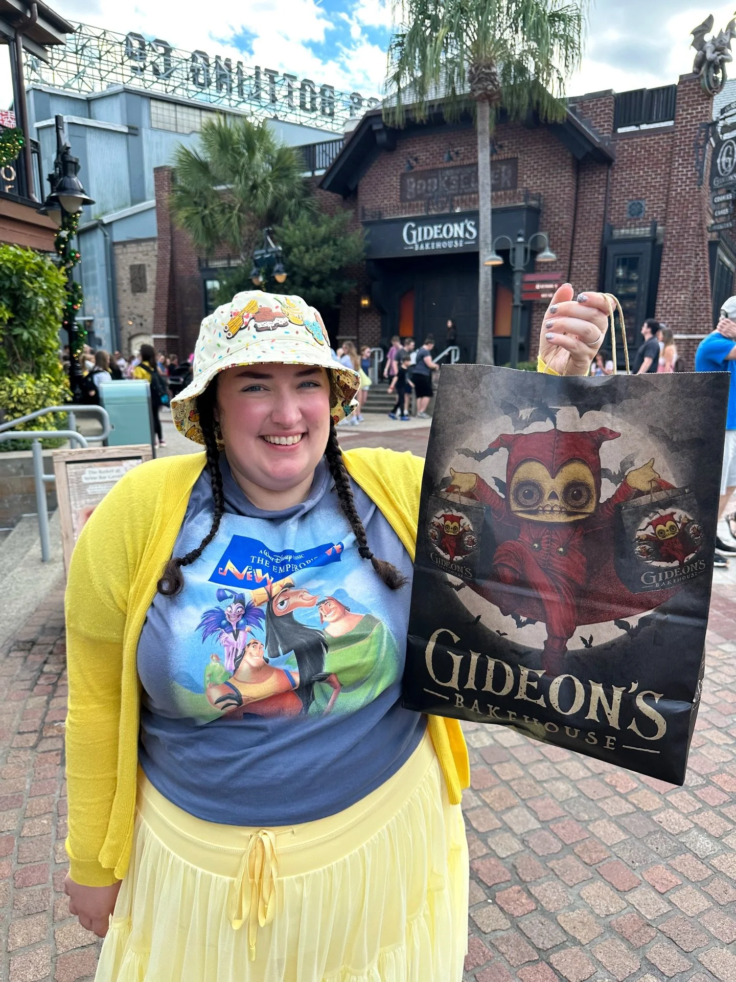 Happy New Year! Yesterday we went bananas at Disney Springs with new banana treats - the new video is up on our channel! 🍌🍪🍰

Gideon&rsquo;s Bakehouse has a new Banana Box Pie Cookie and Banana Moonpie Cake and both were amazing! The cookie remind