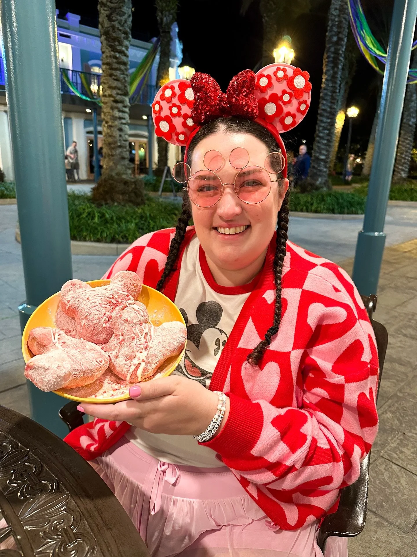 Happy Valentine&rsquo;s Day! 💘🍪💕 

I hope you&rsquo;re having a wonderful weekend surrounded by love and maybe some delicious treats - or just having a fun Saturday! We have a new video on the channel tomorrow with new food from Disney Springs and