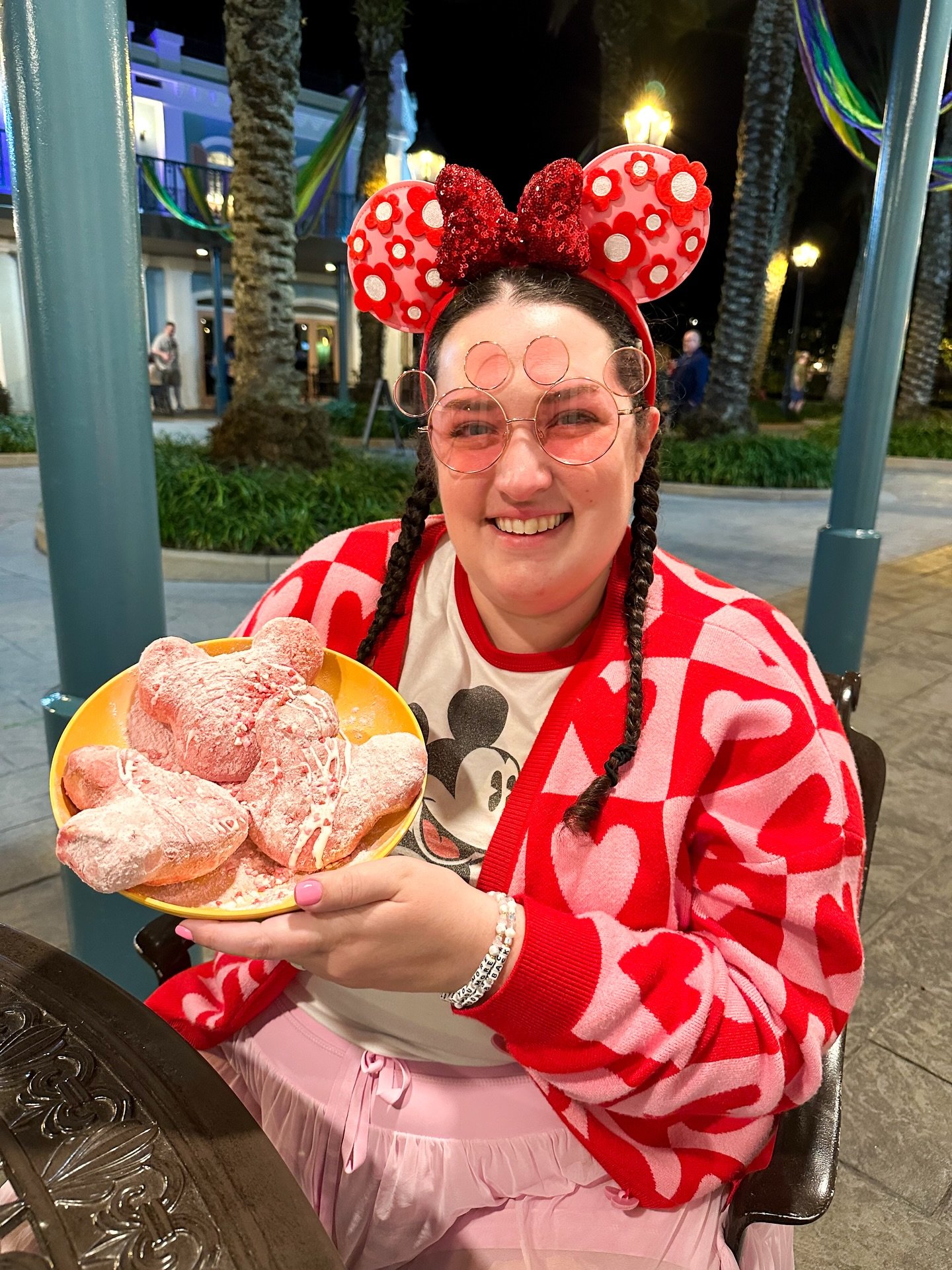 Happy Valentine&rsquo;s Day! 💘🍪💕 

I hope you&rsquo;re having a wonderful weekend surrounded by love and maybe some delicious treats - or just having a fun Saturday! We have a new video on the channel tomorrow with new food from Disney Springs and