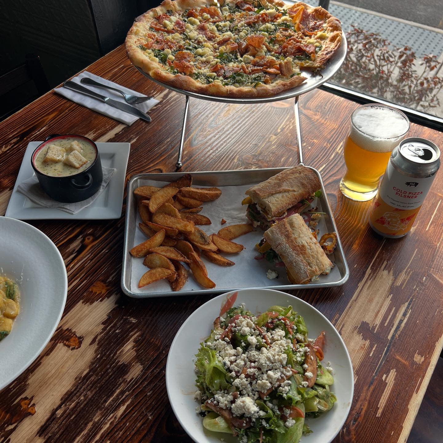 DOWNLOADING&hellip;&hellip;..This week&rsquo;s features! 

🥗 3 Mile Salad $9
mixed greens | charred pears |
Pickled red onion | roasted apples |
bleu cheese crumbles | balsamic vinaigrette

🥣 Broccoli Cheddar $9
julienne carrots | crispy croutons

