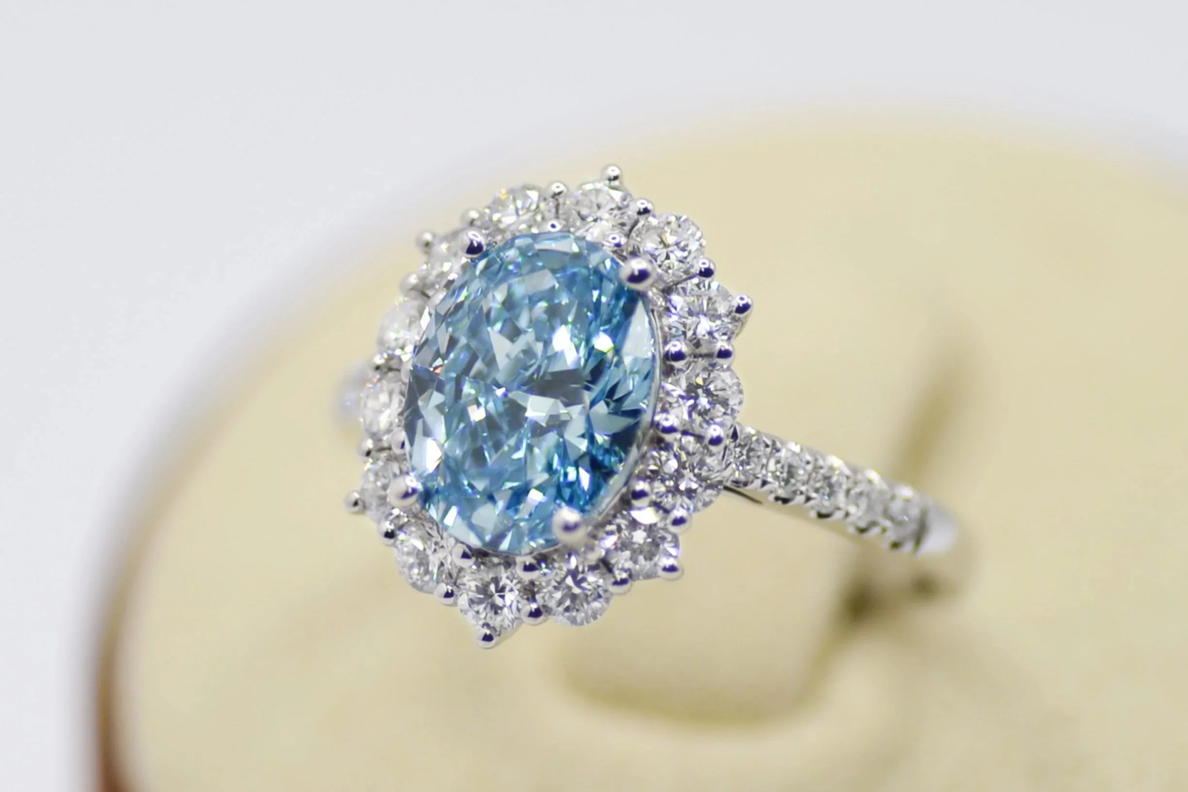Um anel de diamante feito de cinzas ou cabelo