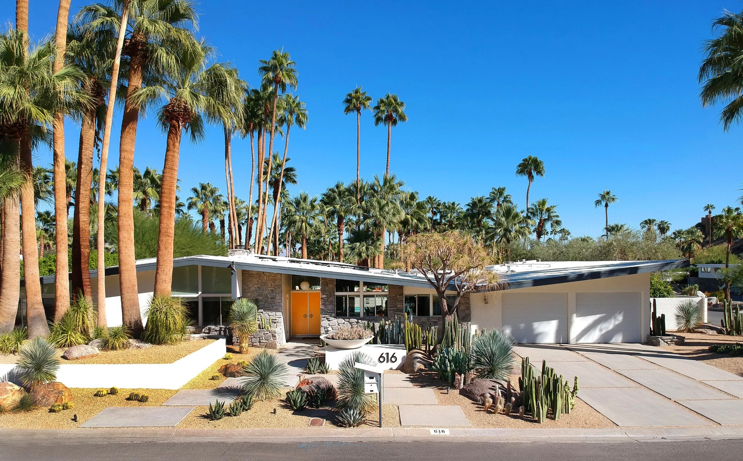 Midcentury modern home framed by palms in Vista Las Palmas, Palm Springs